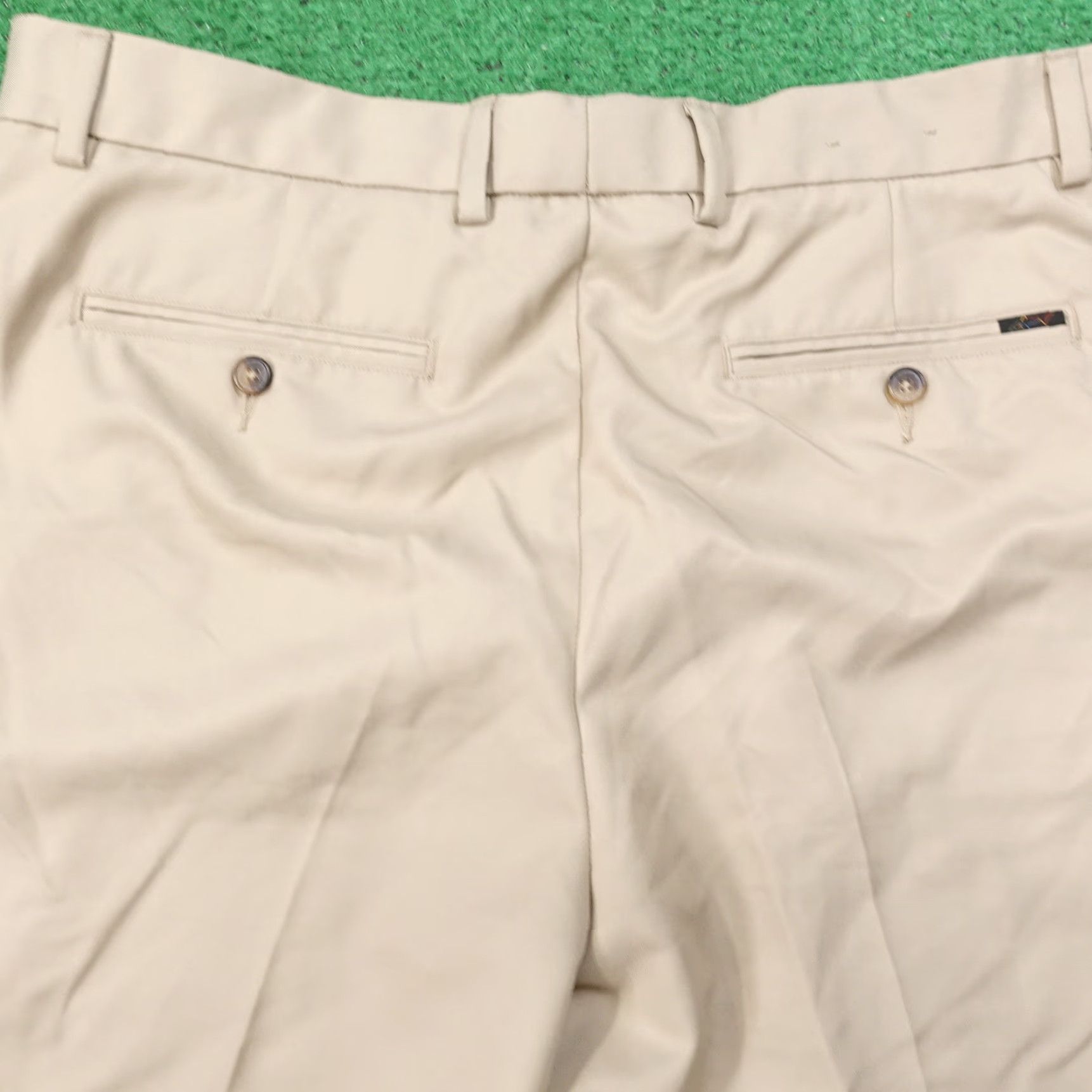 Vintage GREG NORMAN BEIGE FLAT FRONT POLYESTER GOLF SHORTS MENS SIZE 36 Size US 36 / EU 52 - 4 Thumbnail