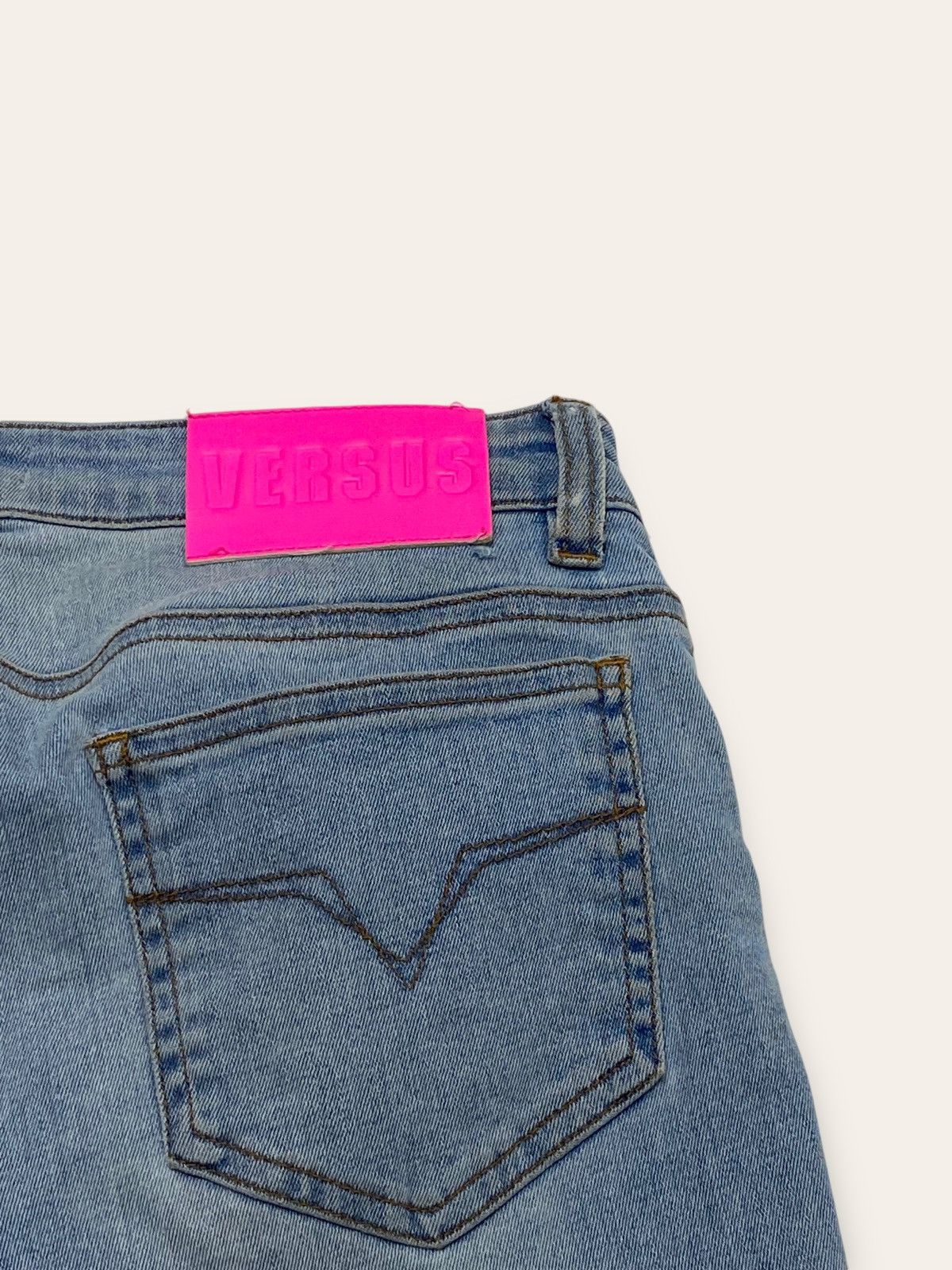 Jean Vintage VERSUS VERSACE Blue Animal Patch Jeans Slim Y2K Size 31" - 13 Thumbnail