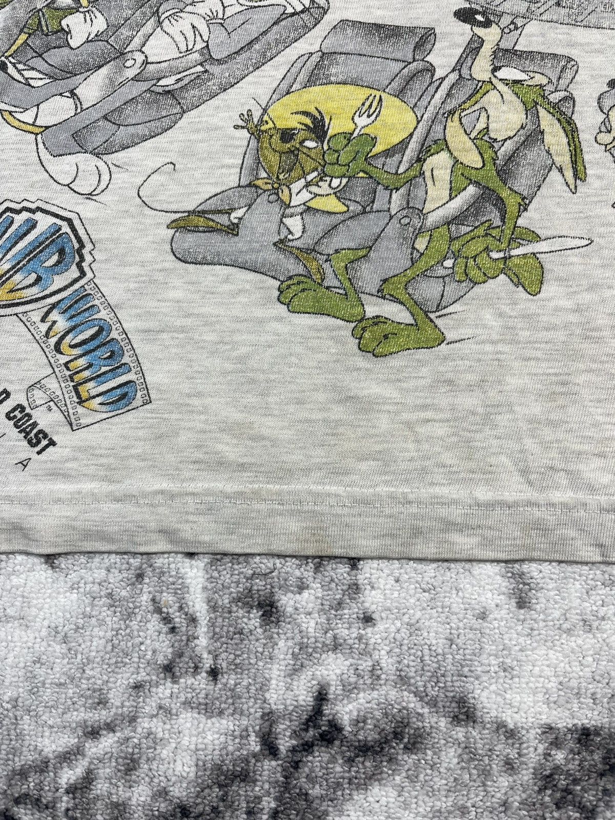 Warner Bros Vintage 1996 Warner Bros Movie World Looney Tunes Tee Size US XL / EU 56 / 4 - 7 Thumbnail