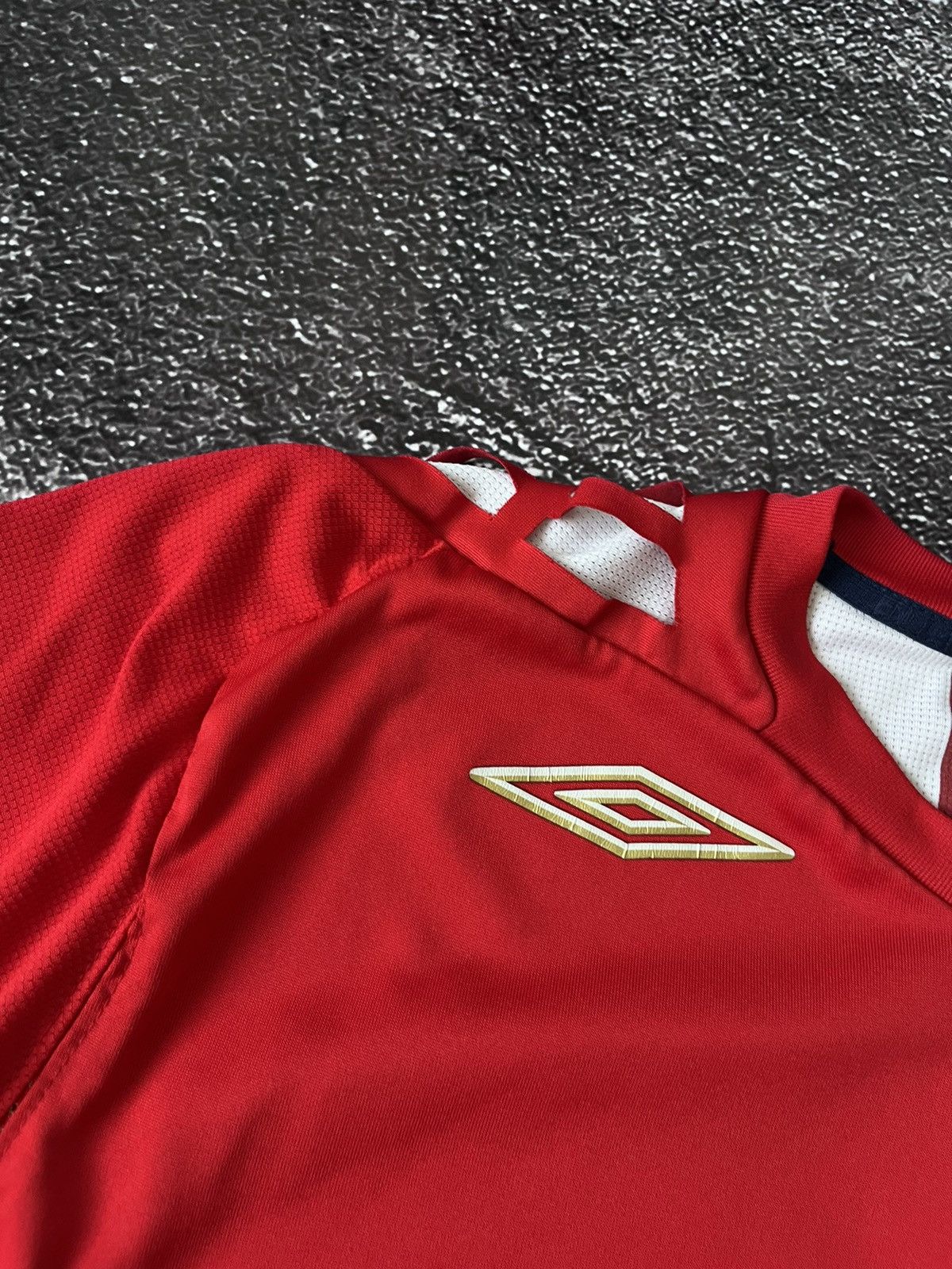 Umbro 00s Vintage Umbro England 2006 Away Kit Soccer Jersey Size US L / EU 52-54 / 3 - 5 Thumbnail