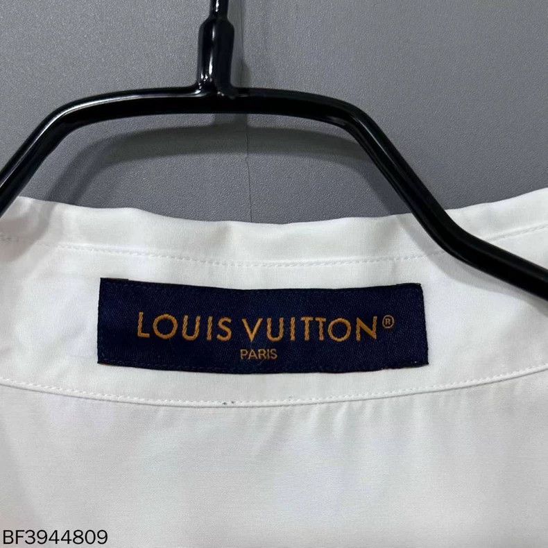 Louis Vuitton Louis Vuitton Short sleeve embossed shirt Size US XL / EU 56 / 4 - 4 Thumbnail
