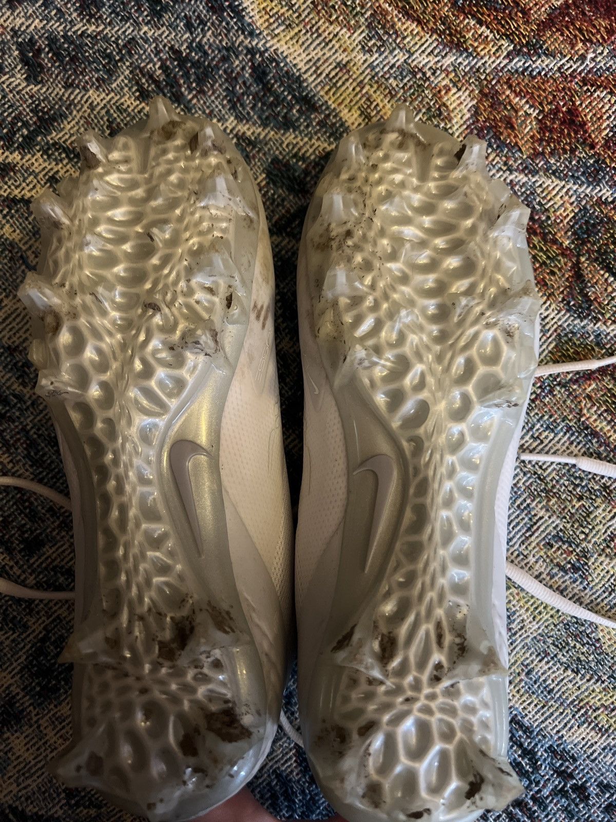 Nike Mens size 7 nike low white cleats Size US 7 / EU 40 - 6 Thumbnail