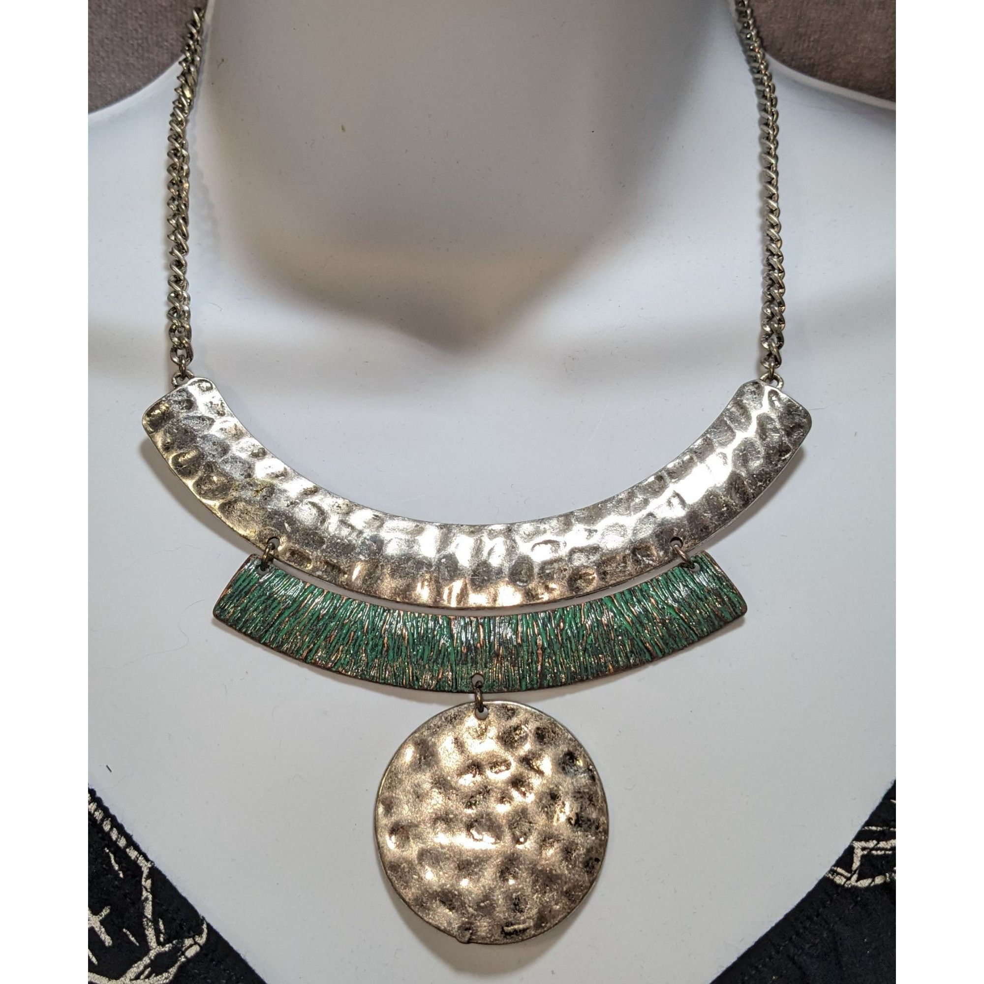 Other Brutalist Geometric Hammered Silver Tone Necklace With Green Size ONE SIZE - 1 Thumbnail