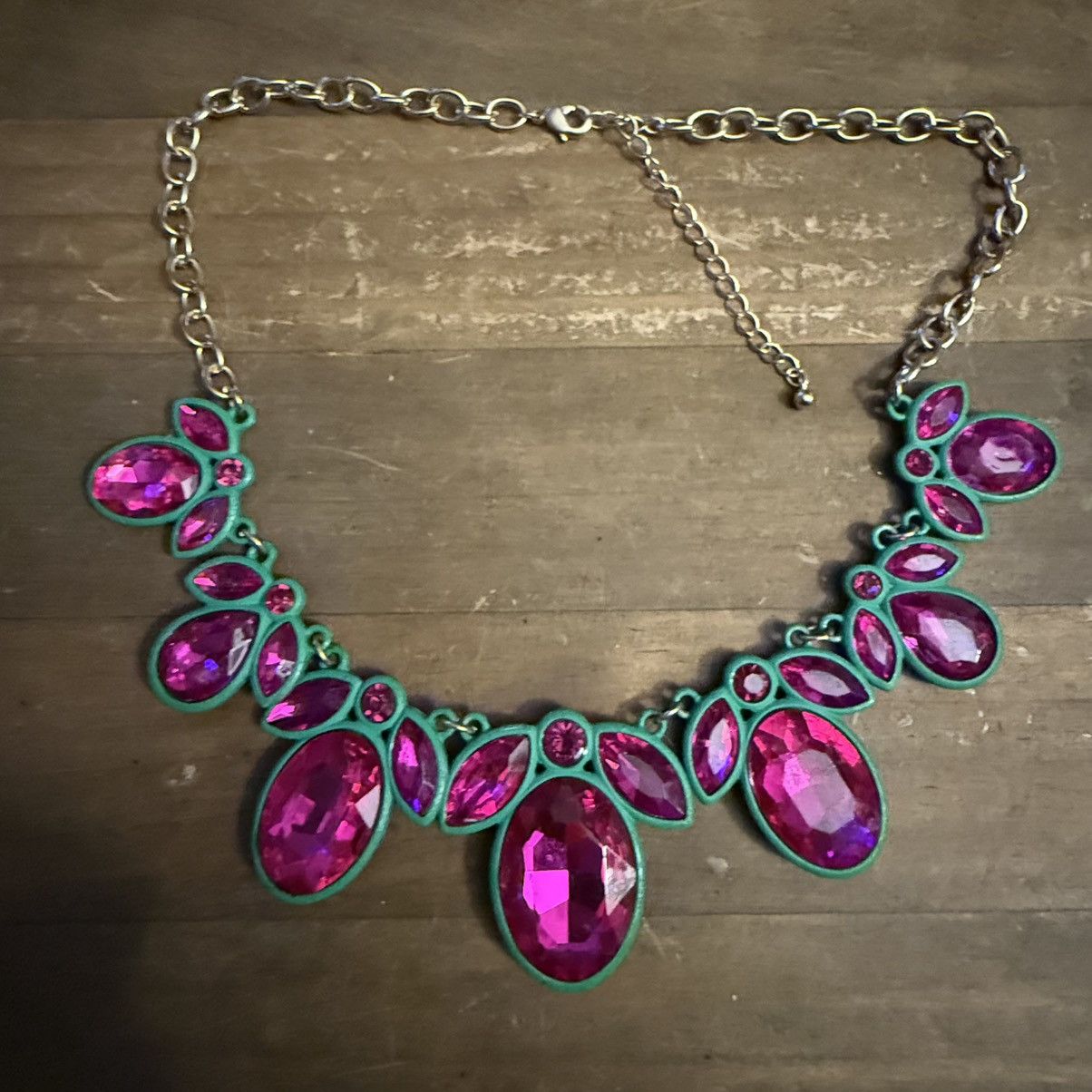 Other Gold tone pink gemstone set in green statement necklace Size ONE SIZE - 3 Thumbnail