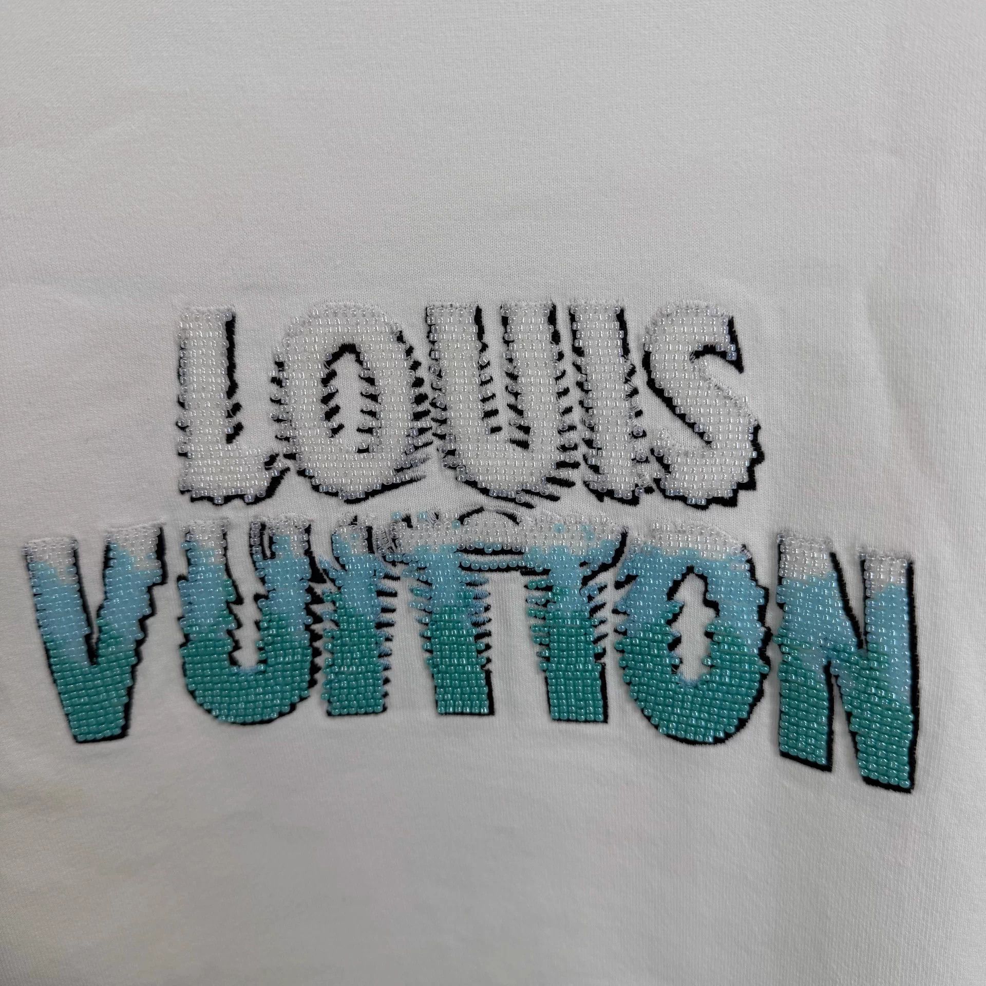 Louis Vuitton LOUIS VUITTON SS23 beaded letter men's white tee Size US XXL / EU 58 / 5 - 5 Thumbnail