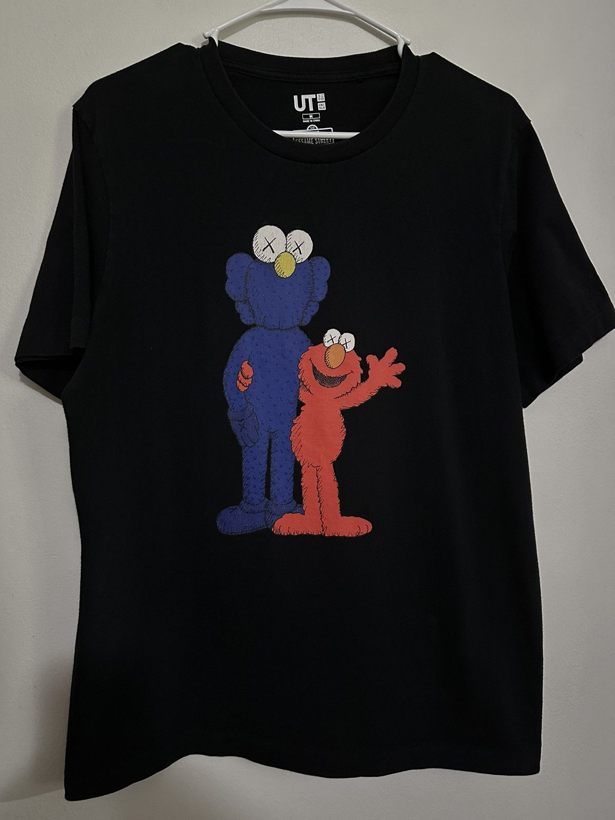 Kaws × Uniqlo KAWS Elmo Uniqlo Sesame Street BFF Tee Size US M / EU 48-50 / 2 - 1 Thumbnail