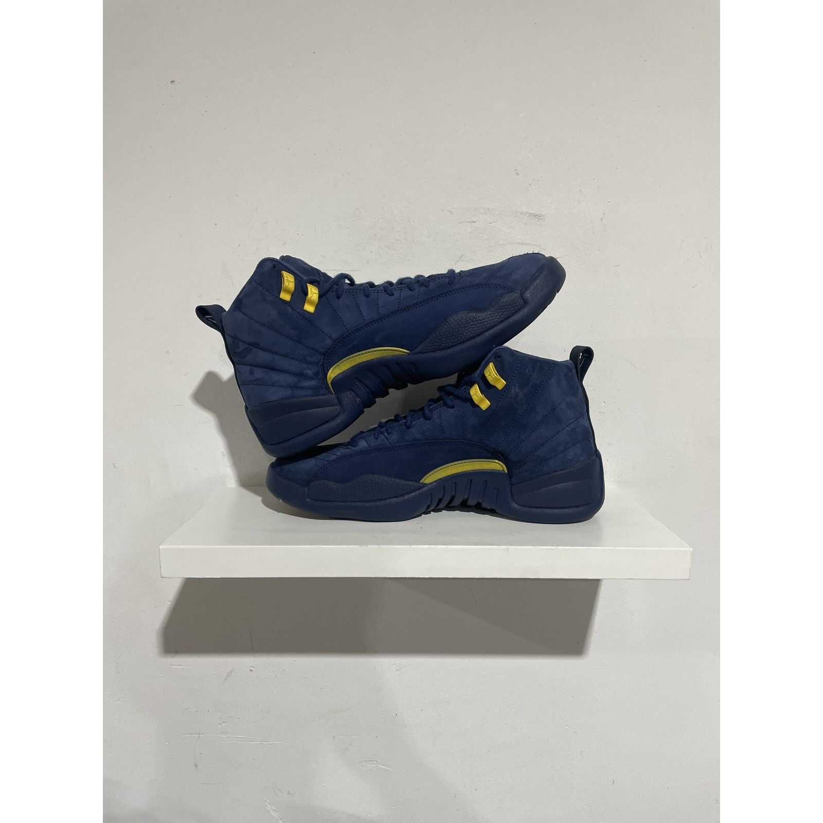 Jordan Brand NIKE JORDAN 12 MICHIGAN SIZE 9.5 PREOWNED Size US 9.5 / EU 42-43 - 2 Thumbnail