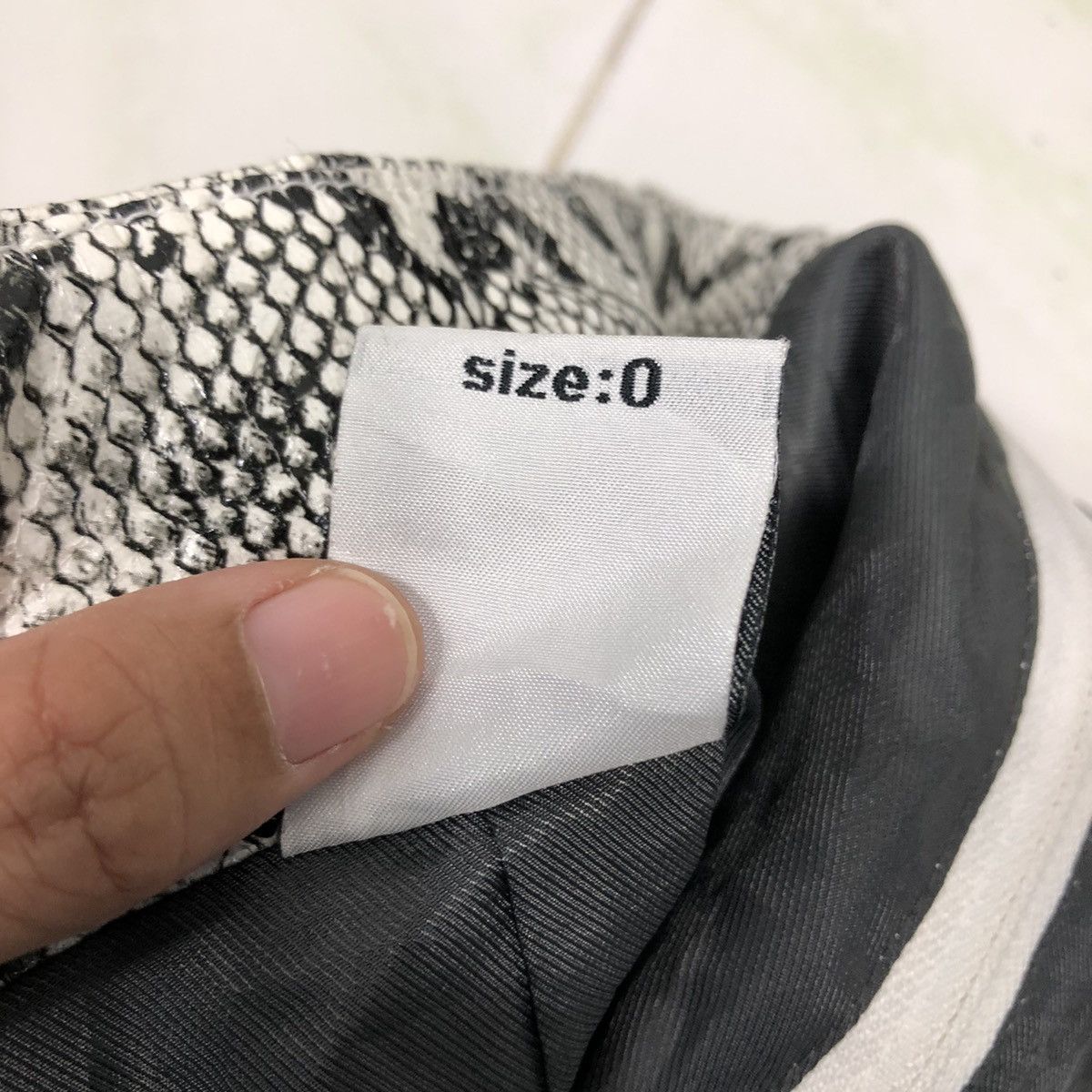 Japanese Brand X-Girl Snake Print Mini Skirt w/ Front Zip Pocket Size 24" / US 00 / IT 34 - 19 Thumbnail