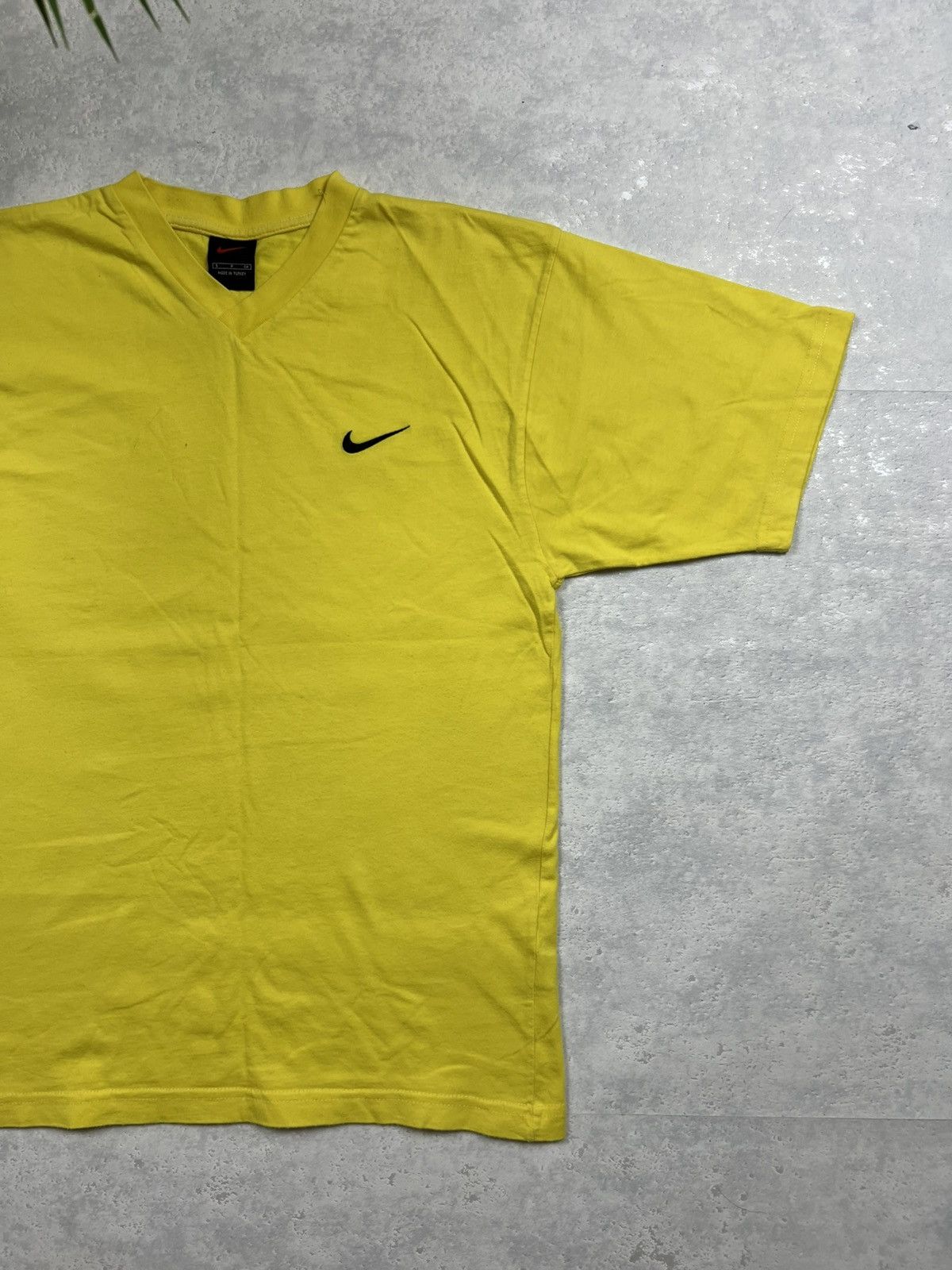 Nike 90s Nike Swoosh Vintage Y2K Oversized Blank Tee T-Shirt Size US M / EU 48-50 / 2 - 3 Thumbnail
