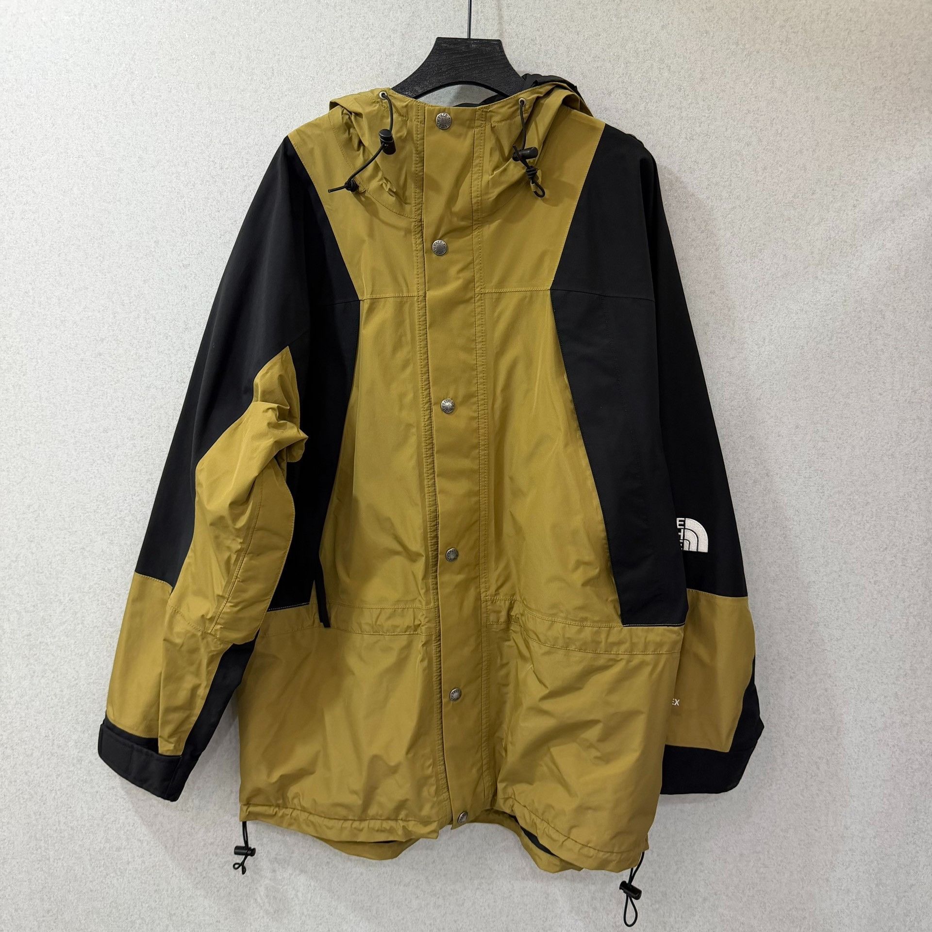 The North Face The North Face Waterproof Beige Light Jacket l Men Size US L / EU 52-54 / 3 - 1 Thumbnail