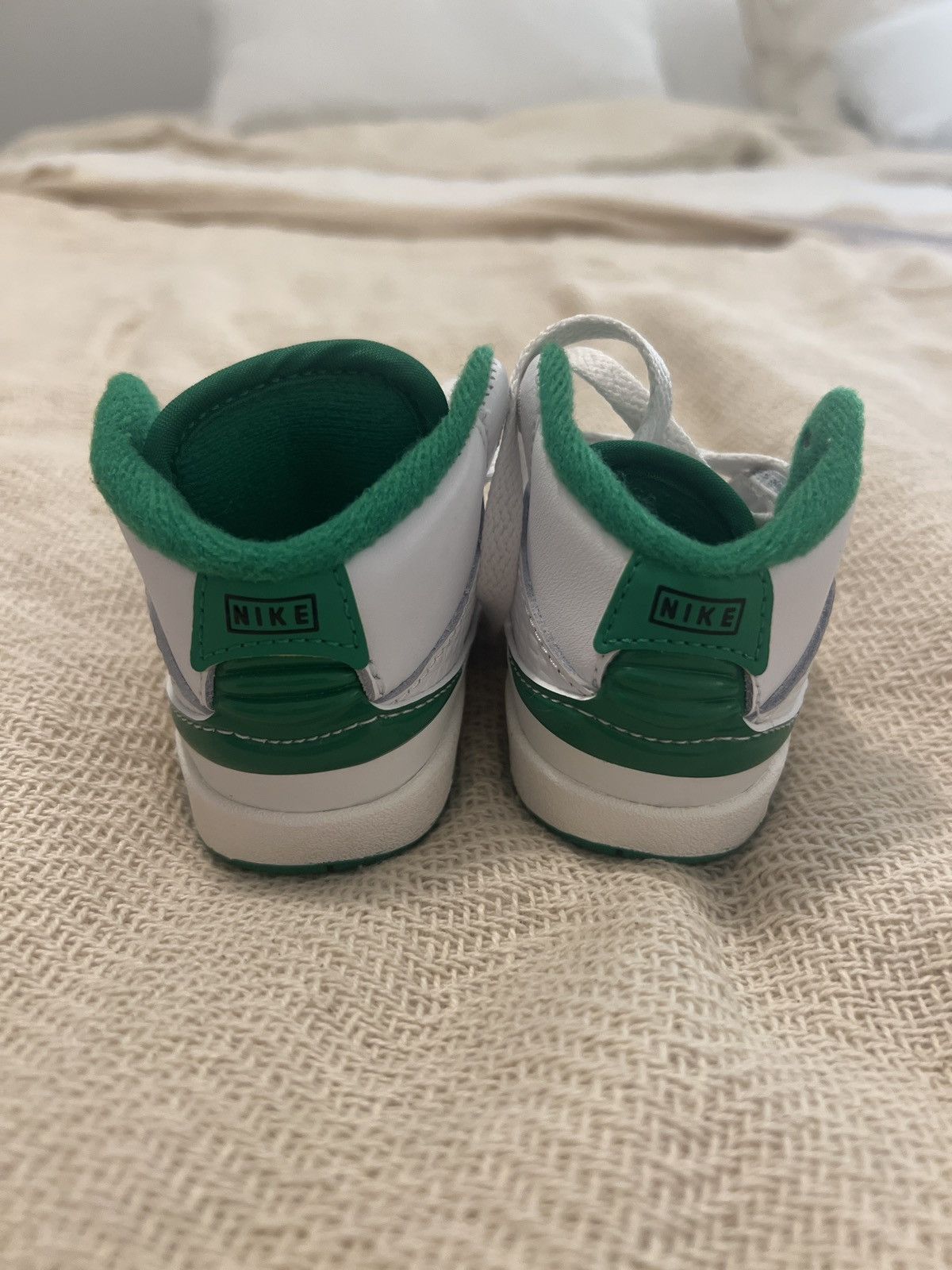 Jordan Brand Jordan 2 Retro Lucky Green US 2c Size US 5 / EU 37 - 4 Thumbnail