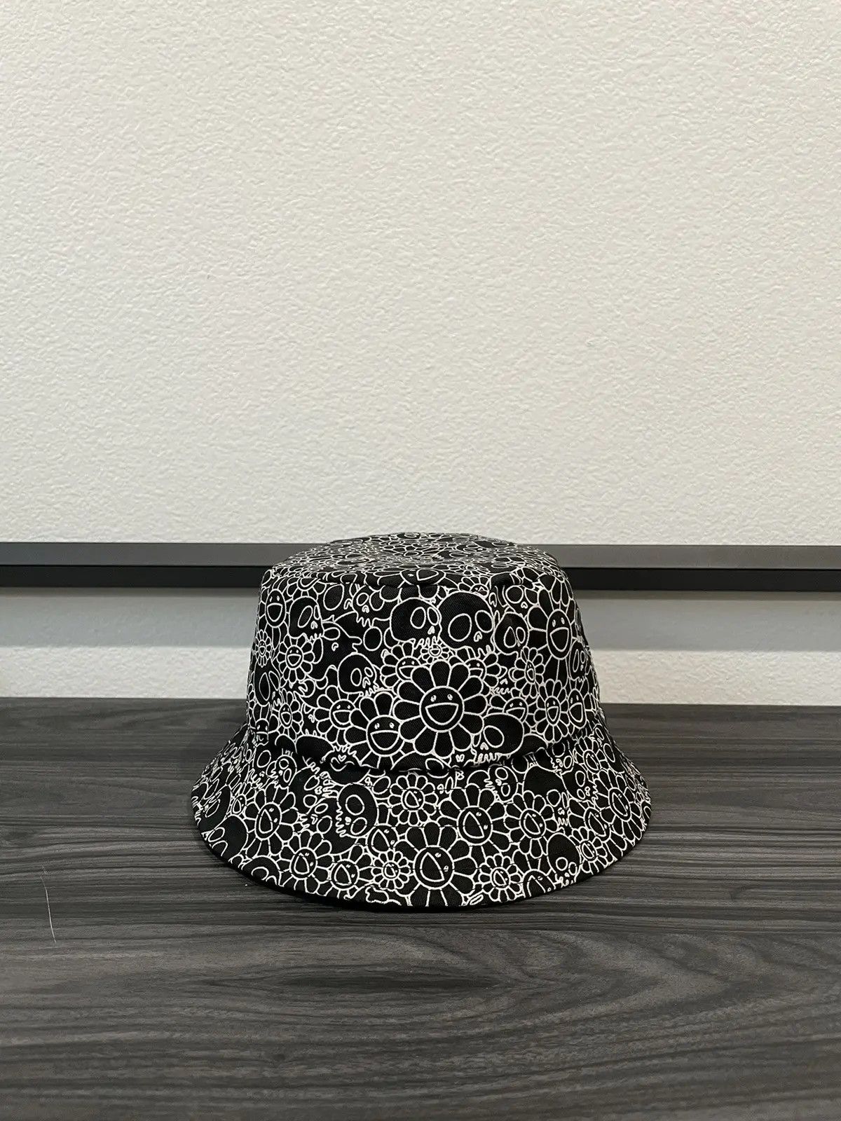Takashi Murakami Takashi Murakami ComplexCon Reversible Bucket Hat Size Large Size ONE SIZE - 1 Thumbnail