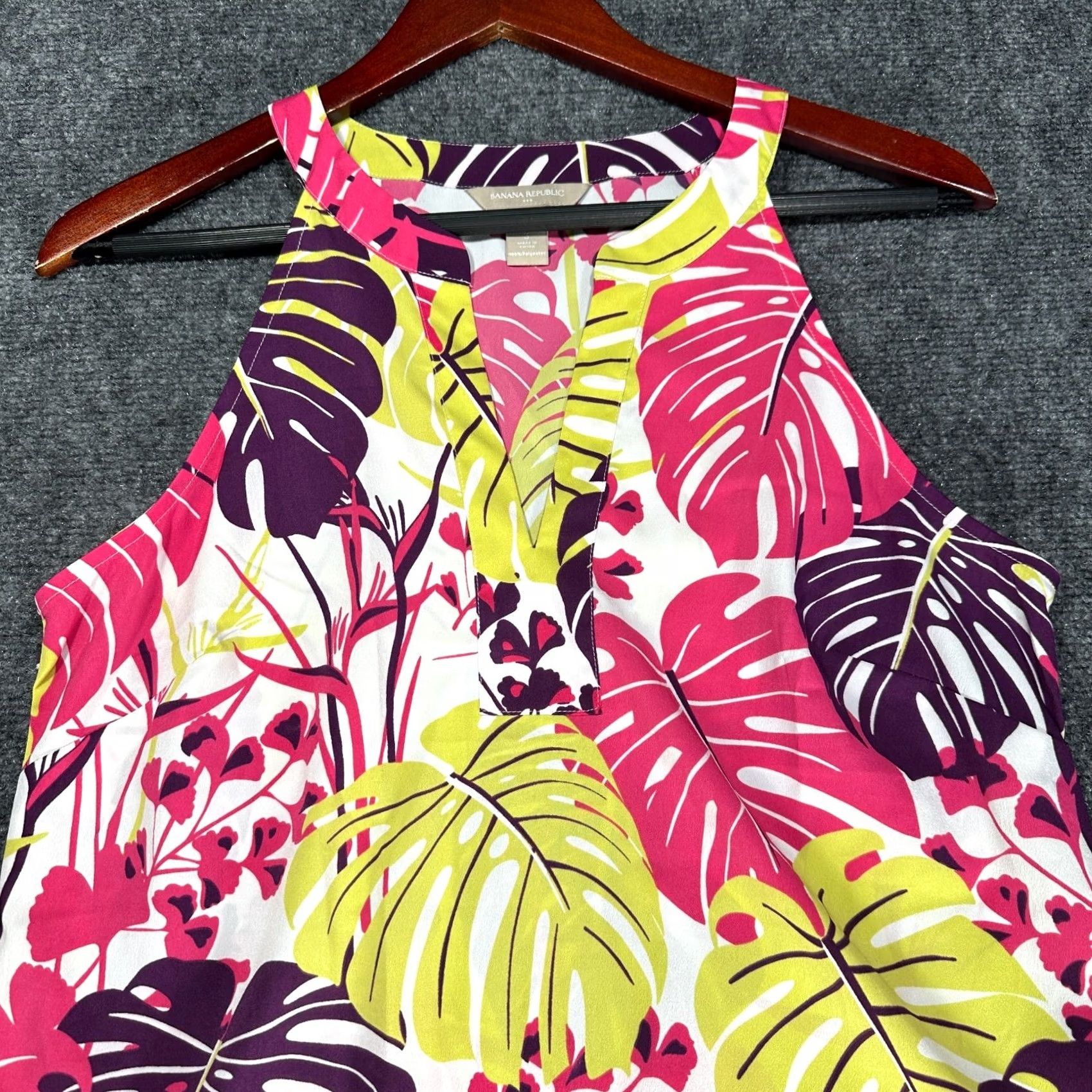 Banana Republic Banana Republic Top Womens Small Floral Print Blouse Sleeveless V Neck Pullover Multicolor Polyester Woven Casual Womens 90s? Size S / US 4 / IT 40 - 3 Thumbnail