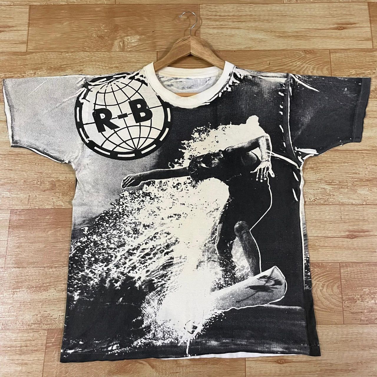 Vintage Vintage Rare Surfing All Over Print Tee Size US L / EU 52-54 / 3 - 1 Thumbnail