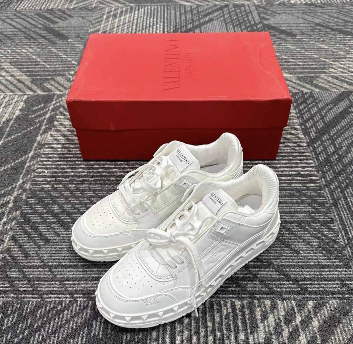 Valentino Valentino Rockstud White Casual Sneakers J42 Size US 8 / EU 41 - 1 Thumbnail