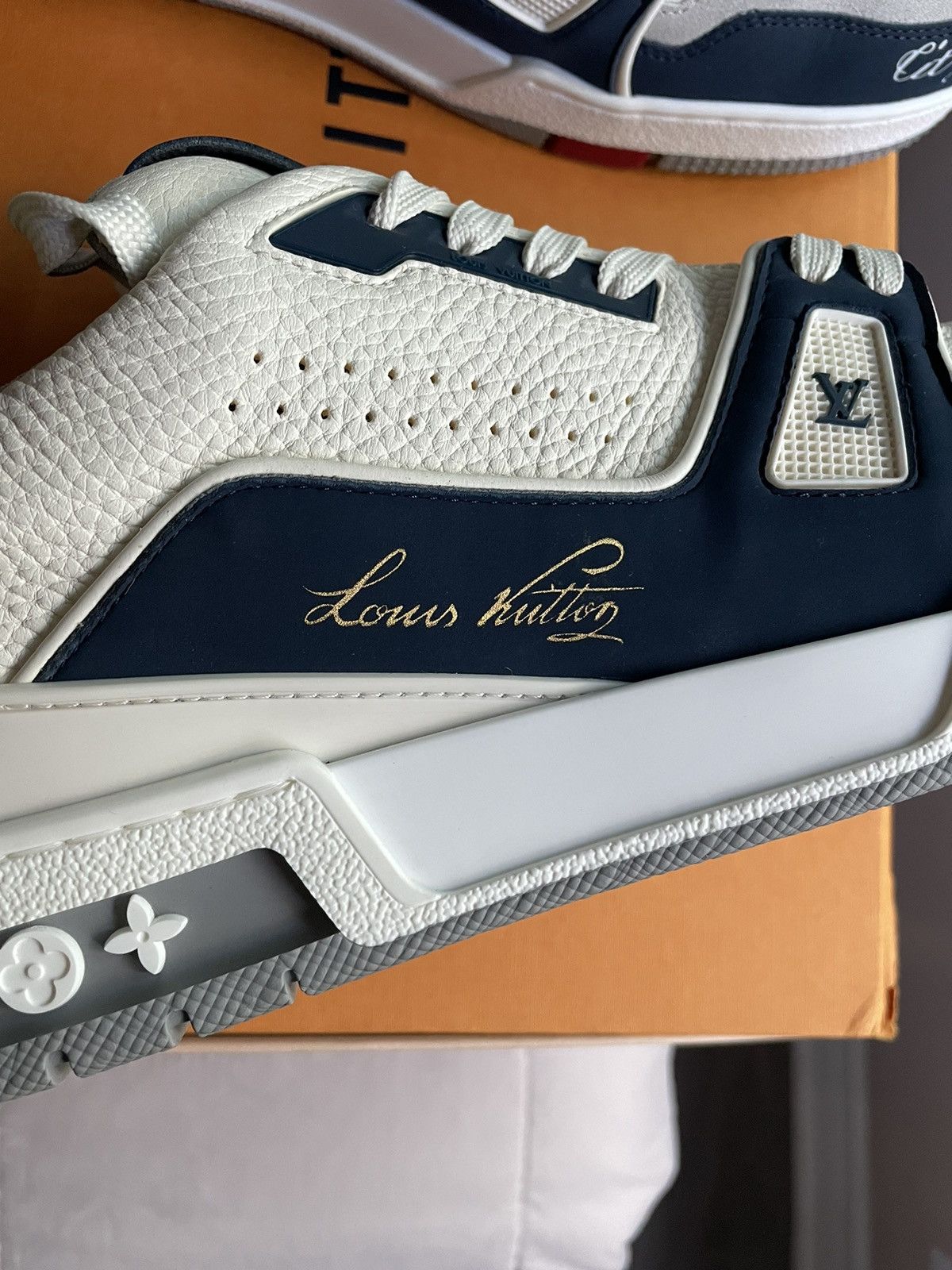 Louis Vuitton Louis Vuitton New York City Of Dreams Trainer Sneaker Size US 10.5 / EU 43-44 - 8 Thumbnail