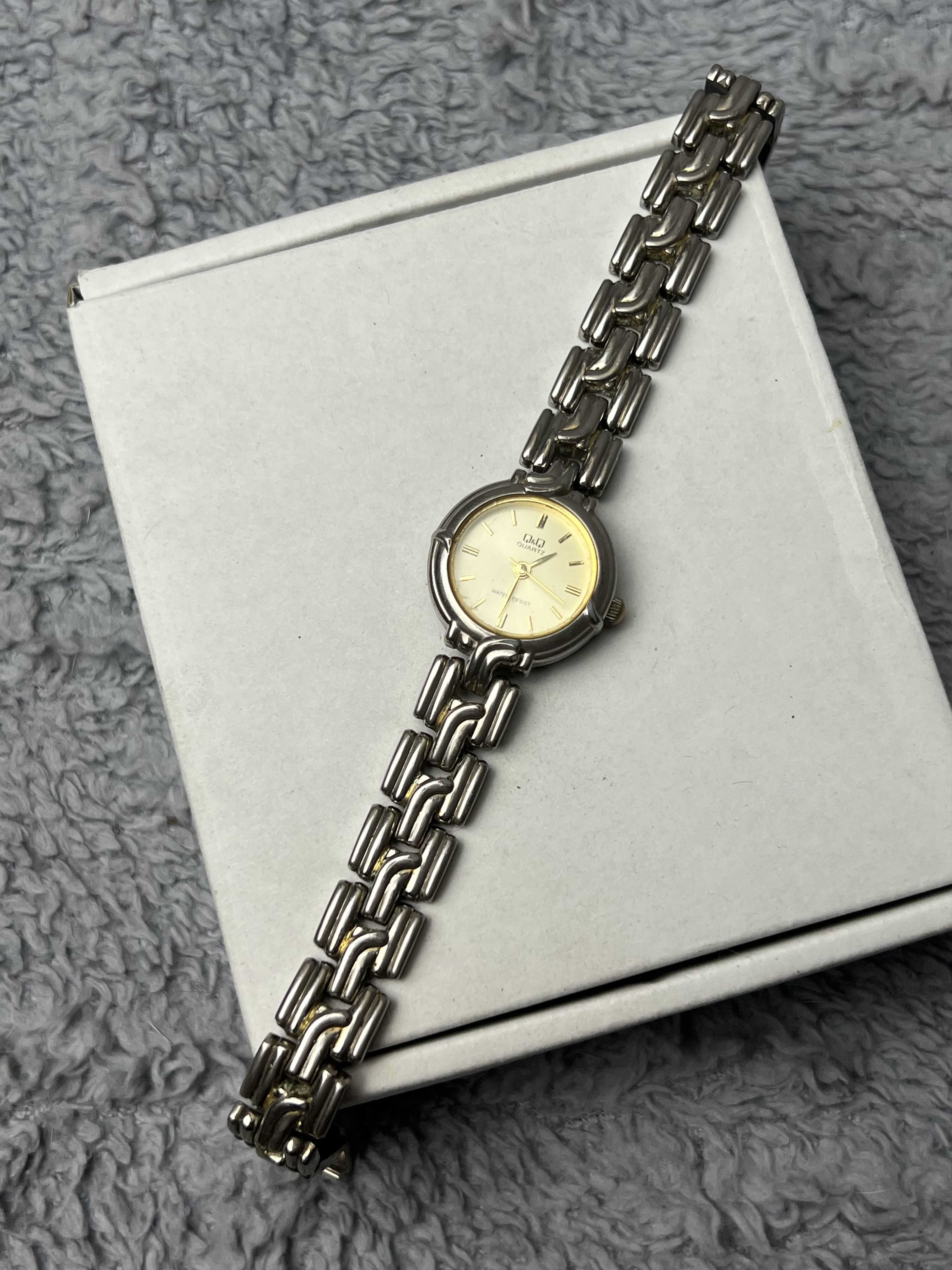 Vintage Futuristic Minimalistic Q&Q Japanese Style Bracelet Watch Size ONE SIZE - 6 Thumbnail