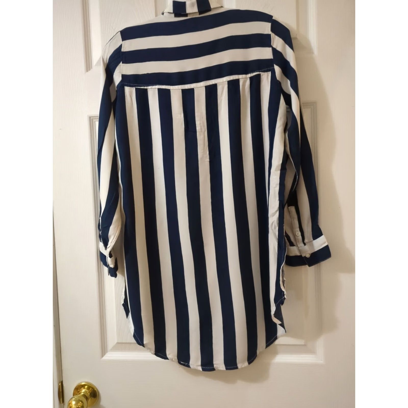H&M VINTAGE Divided Blue & White Shirt - Women’s Long Sleeve Button-Up - Size 6 - 100% Viscose - Casual Shirt Size M / US 6-8 / IT 42-44 - 5 Thumbnail