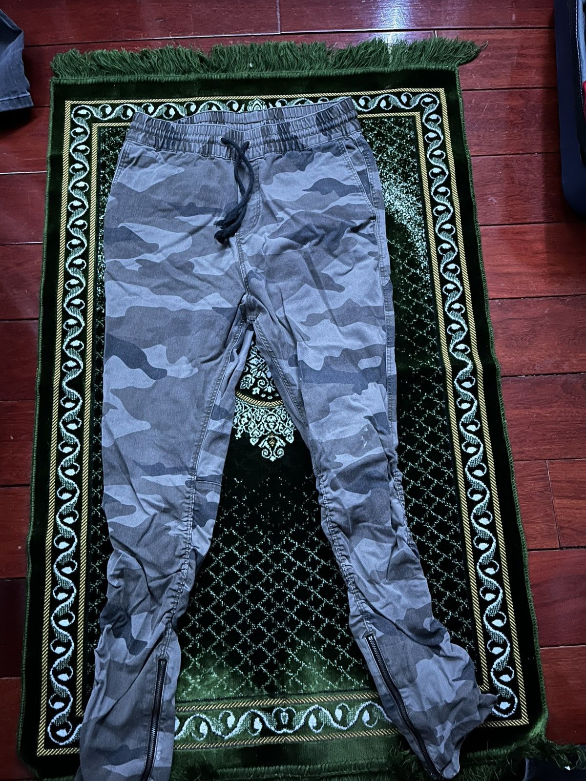 Divided Camo Joggers from Divided Size US 28 / EU 44 - 1 Thumbnail
