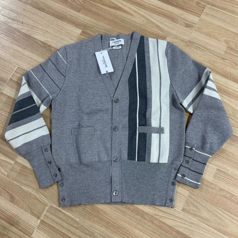 Thom Browne Thom Browne size3 Wool striped V-neck sweater Size US L / EU 52-54 / 3 - 1 Thumbnail