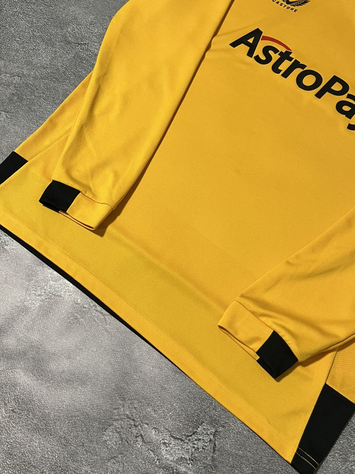 Castore Castore Wolverhampton Wanderes 2022/2023 Long Sleeve Shirt Size US XL / EU 56 / 4 - 5 Thumbnail