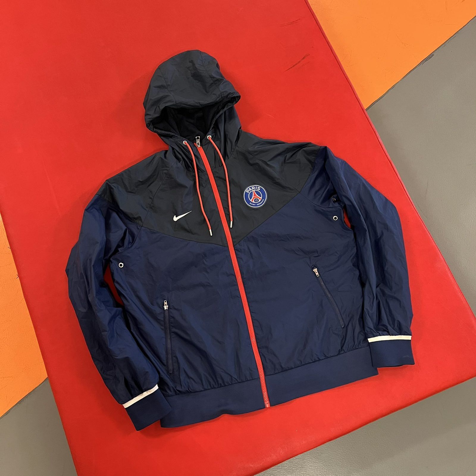 Nike Vintage Nike PSG soccer jacket Windrunner size L Size US L / EU 52-54 / 3 - 1 Thumbnail