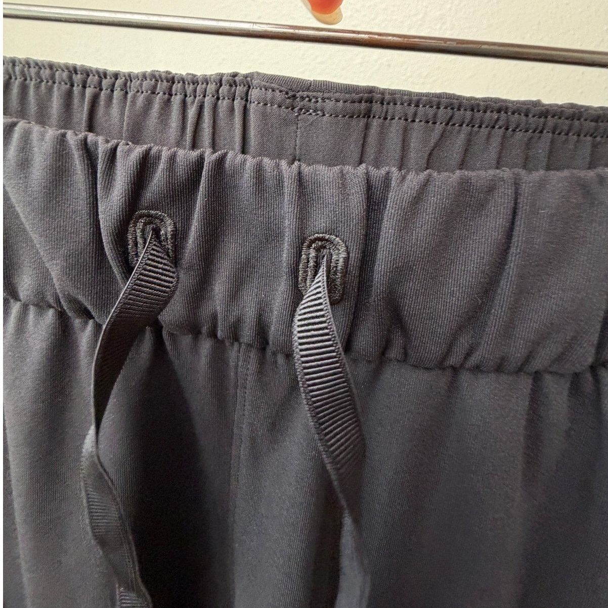 Lululemon Lululemon On The Fly Jogger Black Drawstring Cuffed Pants 2 Size 26" / US 2 / IT 38 - 7 Thumbnail