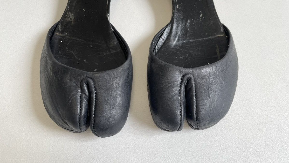 Maison Margiela 1990s Black Painted Mule Tabi Shoes Size US 8 / IT 38 - 11 Thumbnail