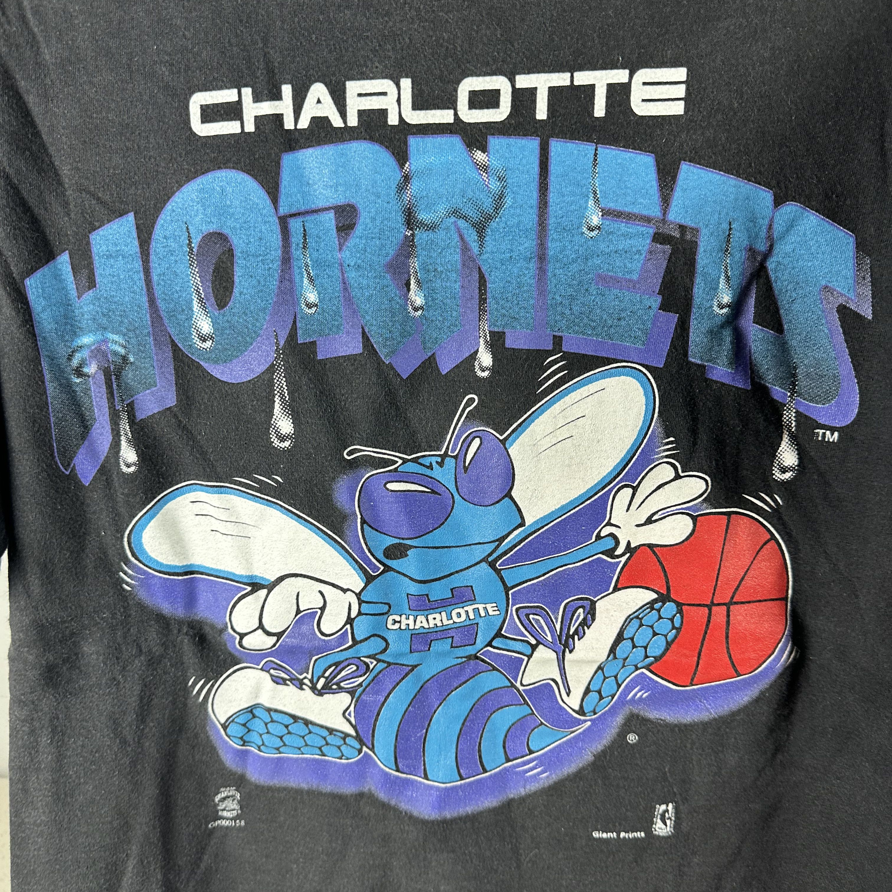 Vintage Vintage 90s Charlotte Hornets Big Logo NBA Graphic T-shirt Size US XL / EU 56 / 4 - 2 Thumbnail