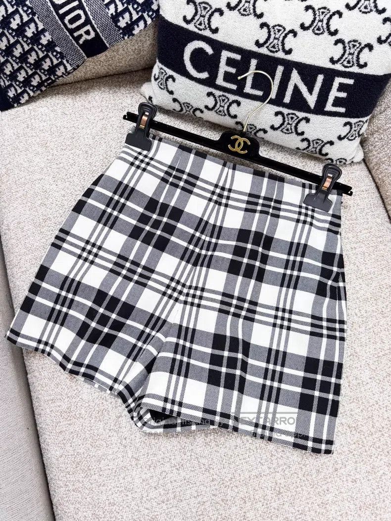 Dior Dior Beige and black plaid wool plaid shorts Size 42" / US 20 - 2 Thumbnail