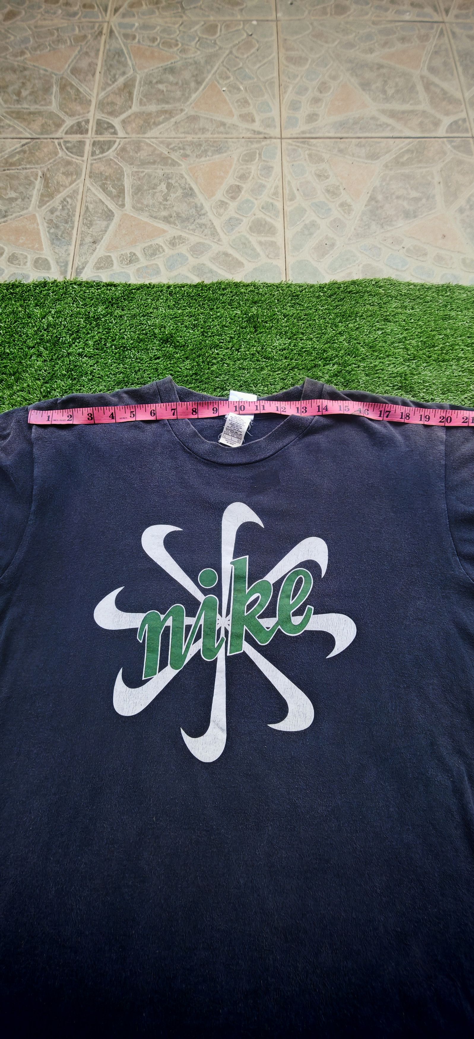 Nike Nike vintage 90s made in USA sun-faded starburst graphic tee Size US L / EU 52-54 / 3 - 14 Thumbnail