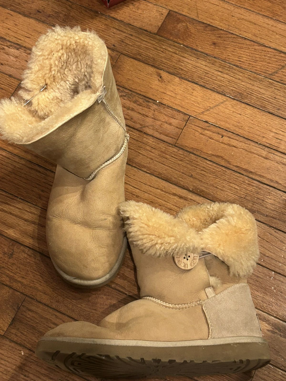 Ugg UGG Women's Bailey Button Size US 7 / IT 37 - 8 Thumbnail