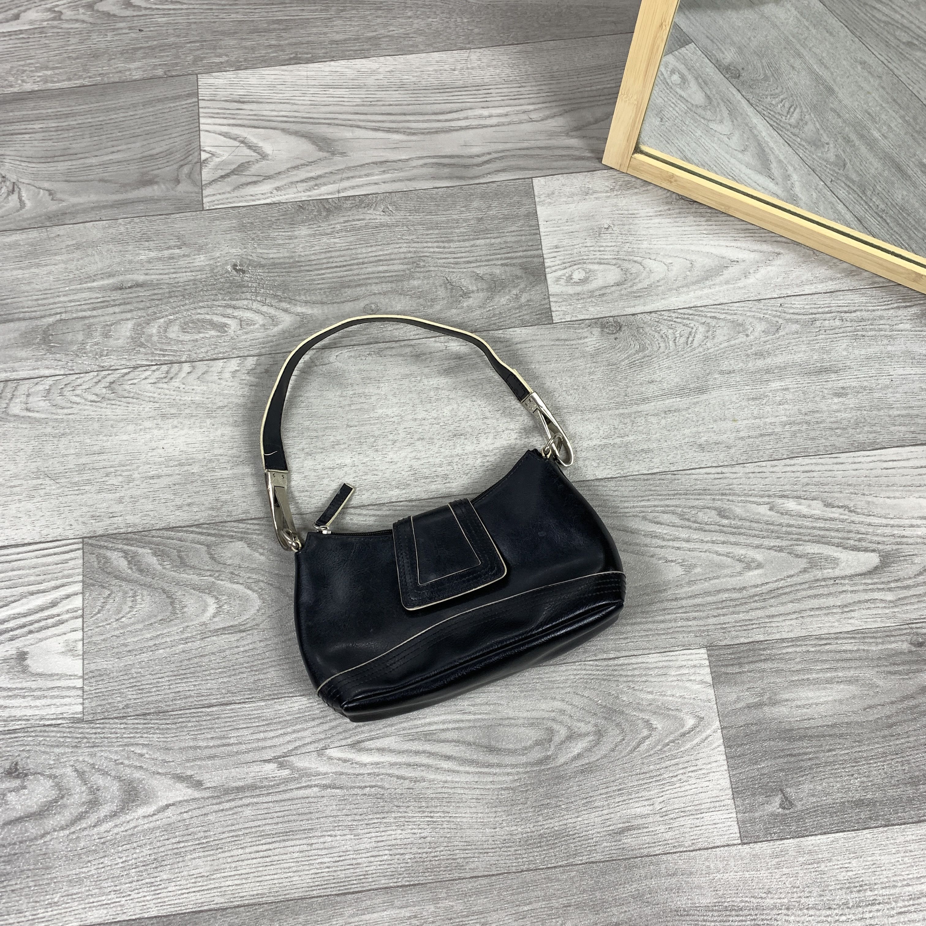 Vintage Vintage Y2K Basic Baguette Faux Leather Women's Handle Bag Size ONE SIZE - 1 Thumbnail