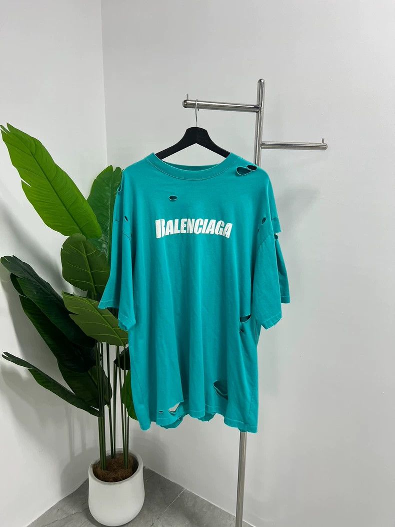 Balenciaga Balenciaga Hole Logo short sleeve T-shirt Size US L / EU 52-54 / 3 - 1 Thumbnail
