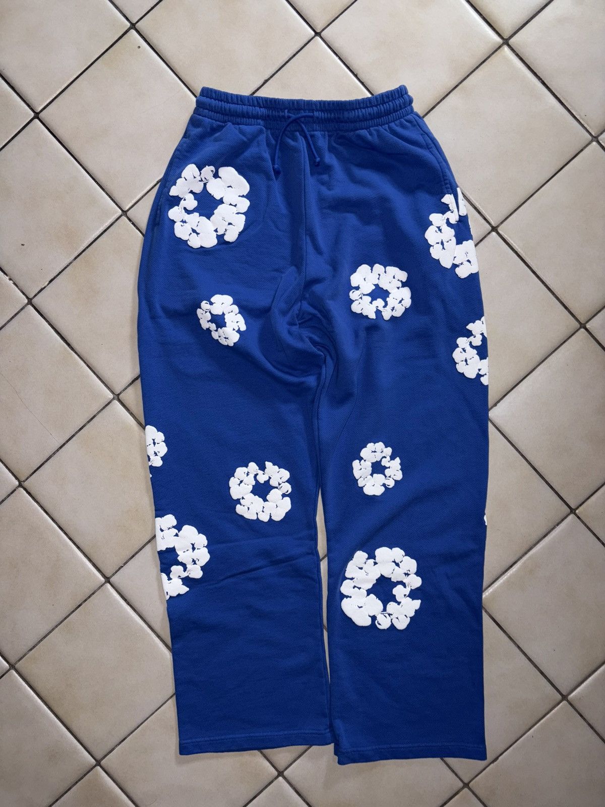 DENIM TEARS Blue Denim Tears Wreath Baggy Sweatpants Size US 34 / EU 50 - 1 Thumbnail