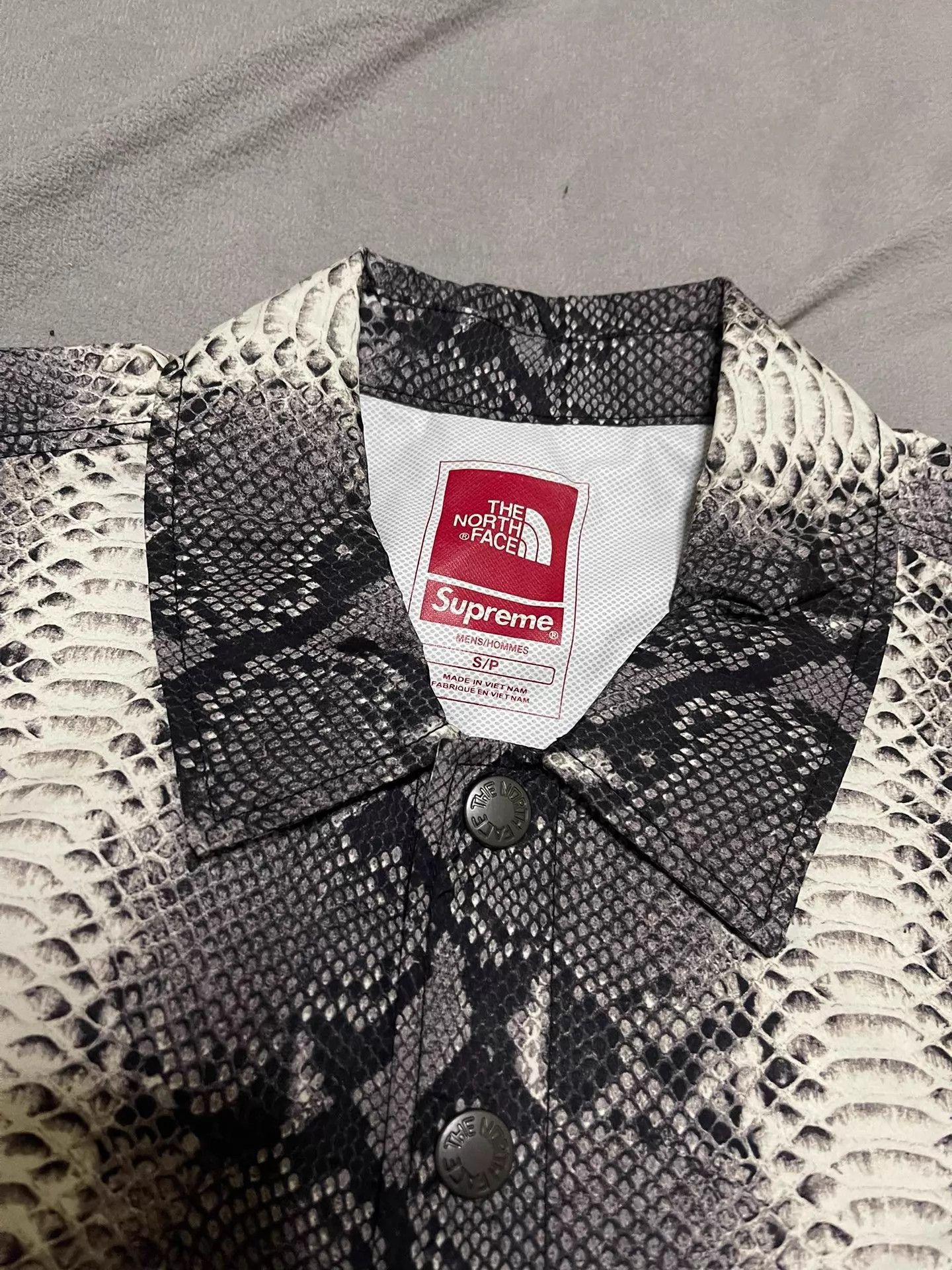 Supreme Supreme x TNF Snake Print Coach Jacket S NWT Size US S / EU 44-46 / 1 - 2 Thumbnail