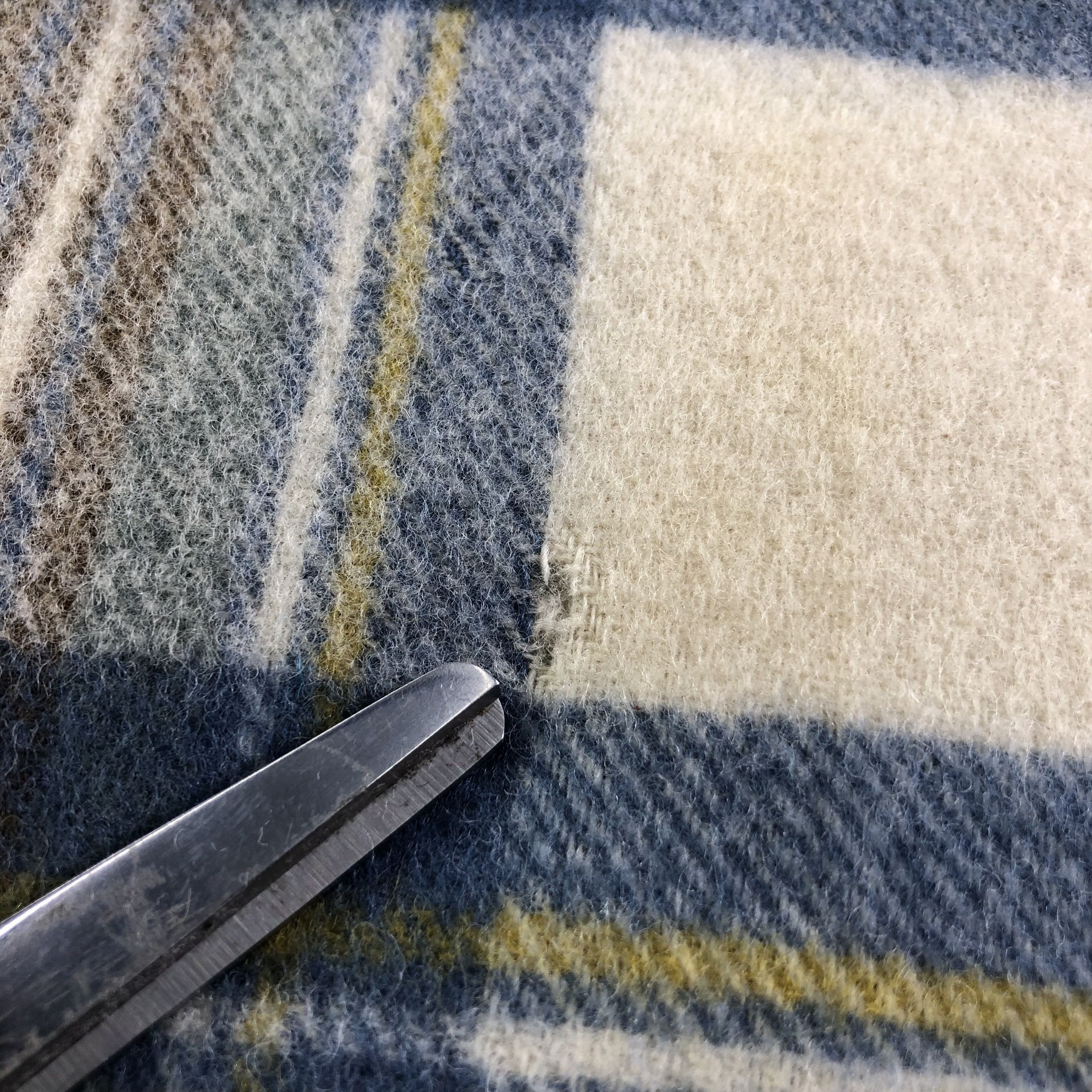 Johnstons Of Elgin Johnstons Of Elgin Tartan Wool Scarf Muffler V1819 Size ONE SIZE - 5 Thumbnail