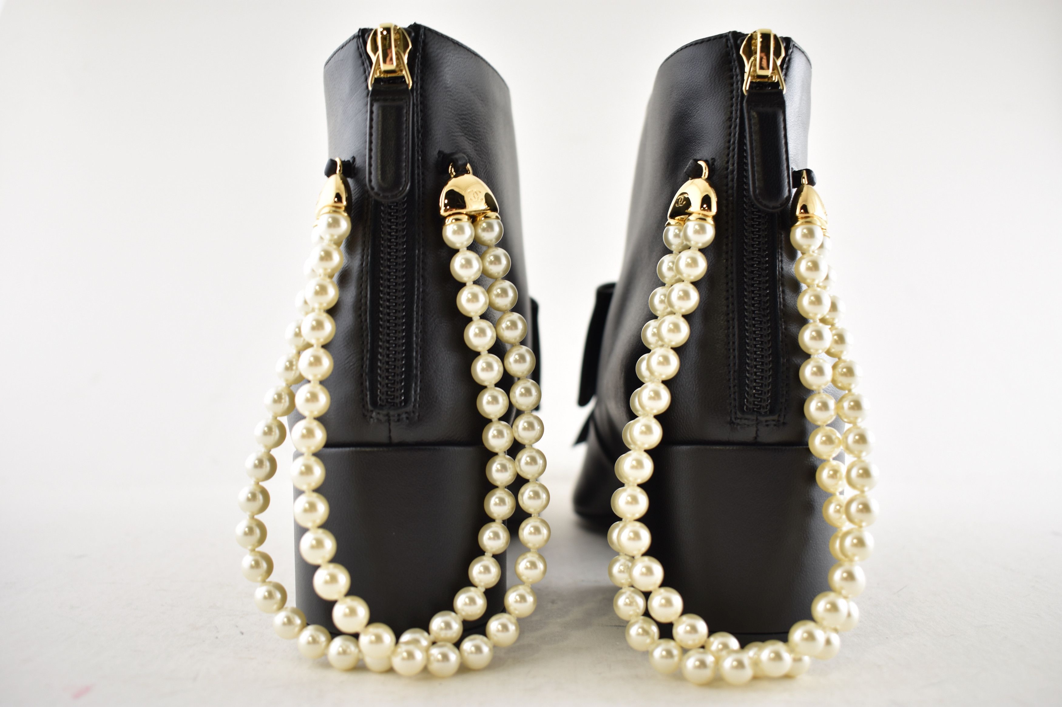 Chanel Chanel 24A Pearl CC Bow Pointed Short Ankle Heel Boots 38 Size US 8 / IT 38 - 20 Thumbnail