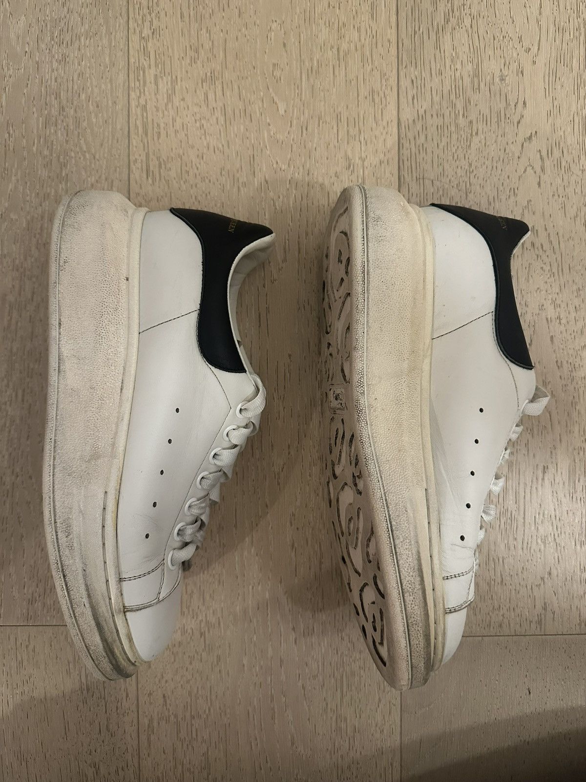 Alexander McQueen Alexander McQueen White & Black Oversized Sneaker Size US 7 / EU 40 - 3 Thumbnail
