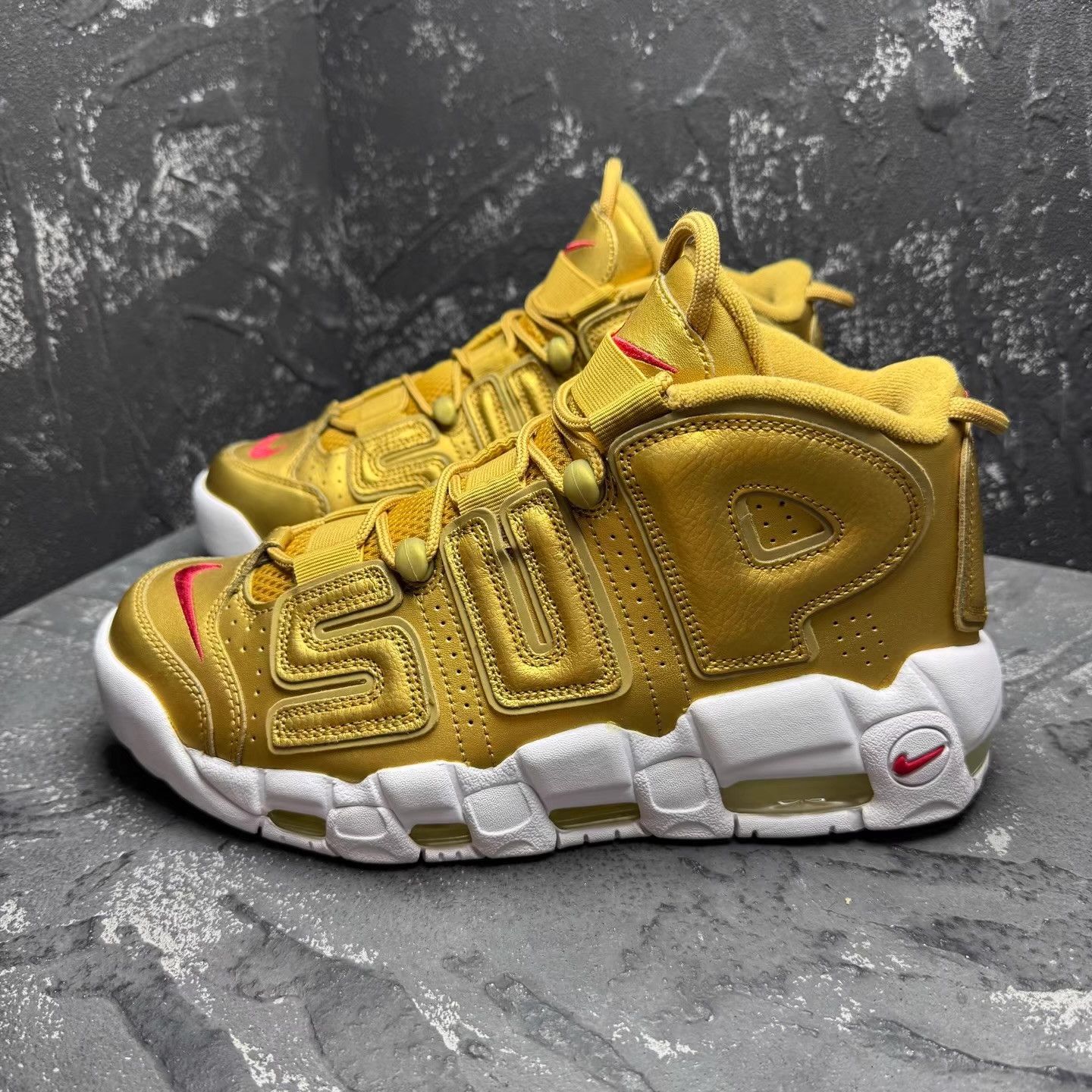 Nike Supreme x Nike Air Pippen Gold Q10 Size US 8.5 / EU 41-42 - 2 Thumbnail