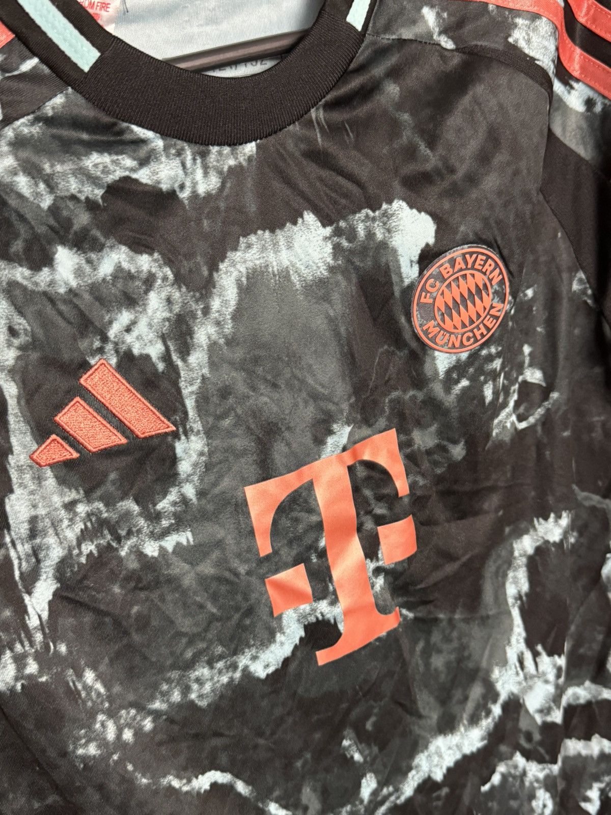 Adidas KIDS New Bayern Munchen 24/25 Away Football Jersey T-Shirt Size US S / EU 44-46 / 1 - 3 Thumbnail