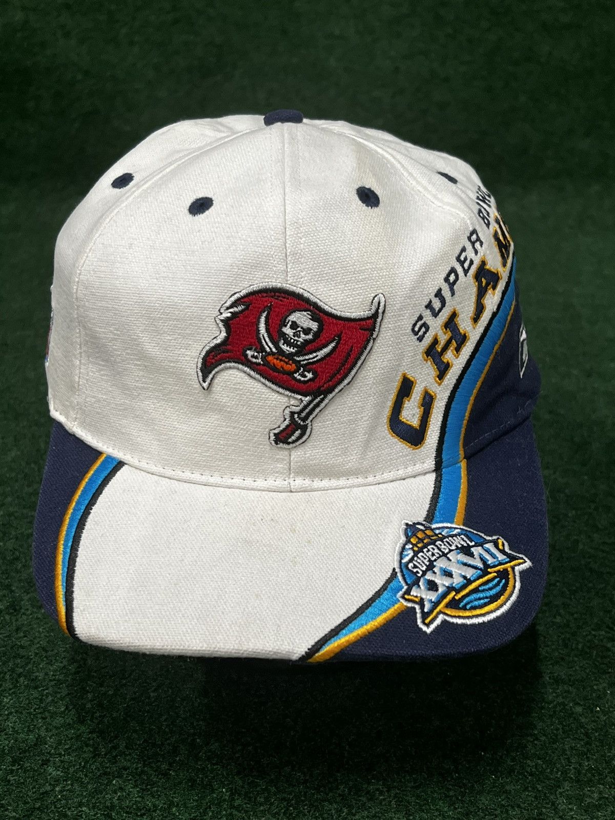 NFL × Reebok × Vintage Vintage Tampa Bay Buccaneers Super Bowl XXXVII Champions Hat Size ONE SIZE - 1 Thumbnail