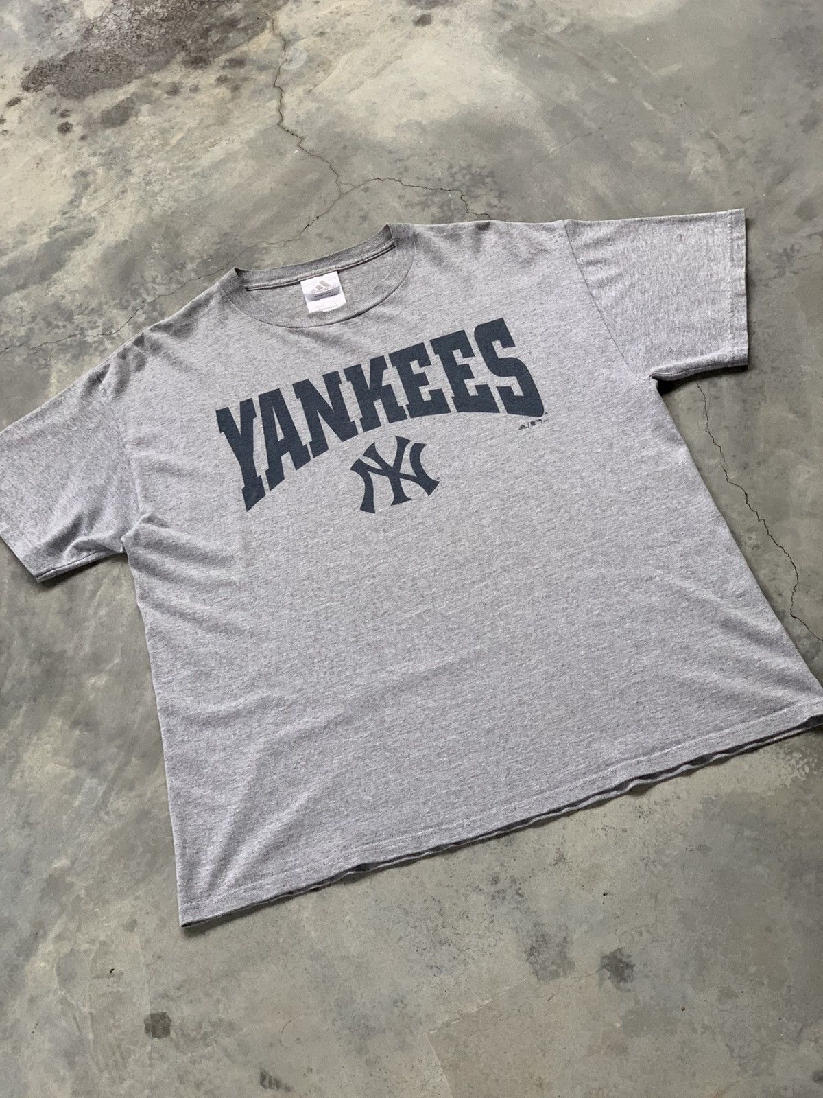 Adidas Vintage Adidas New York Yankees Tshirt Size US L / EU 52-54 / 3 - 1 Thumbnail