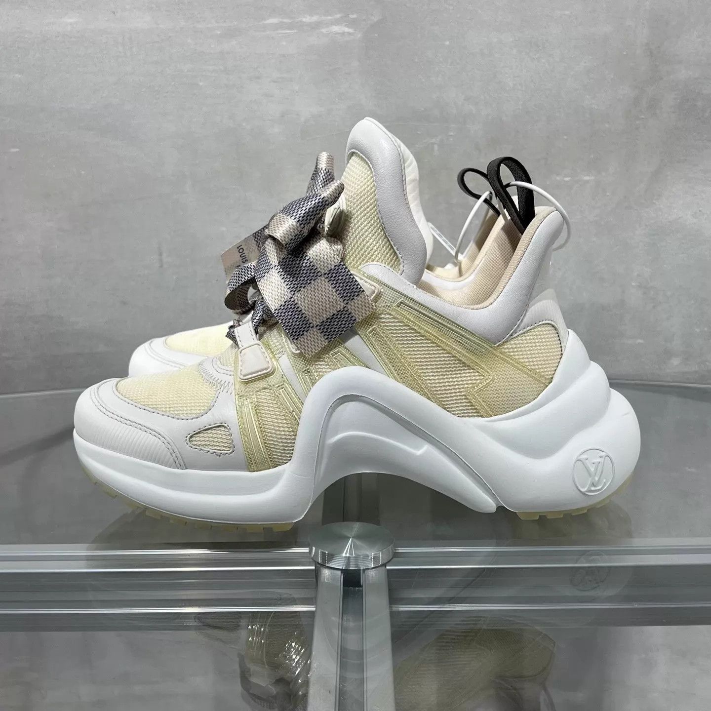 Louis Vuitton Louis Vuitton White Monogram Bow Dad Sneaker UK2 / 36 Size US 5.5 / IT 35.5 - 3 Thumbnail