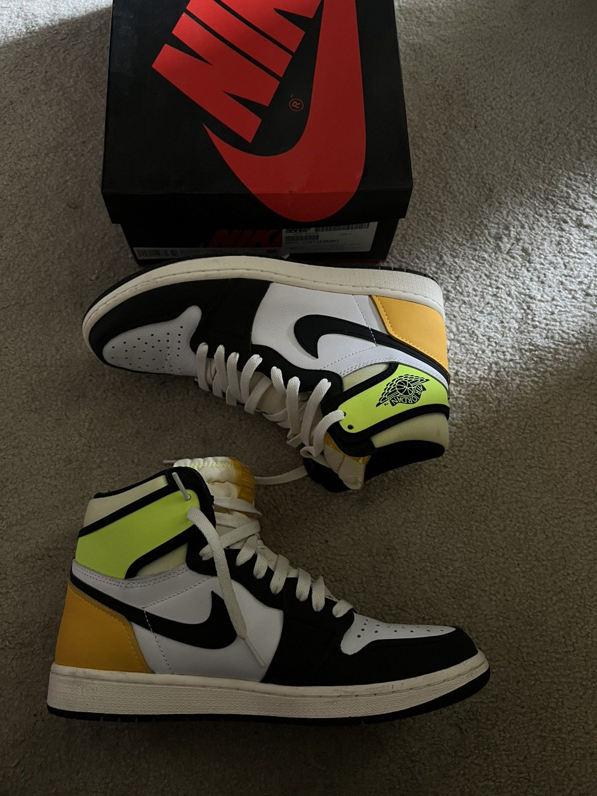 Jordan Brand × Nike Air Jordan 1 Retro High OG "Volt Gold" Size US 9 / EU 42 - 8 Thumbnail