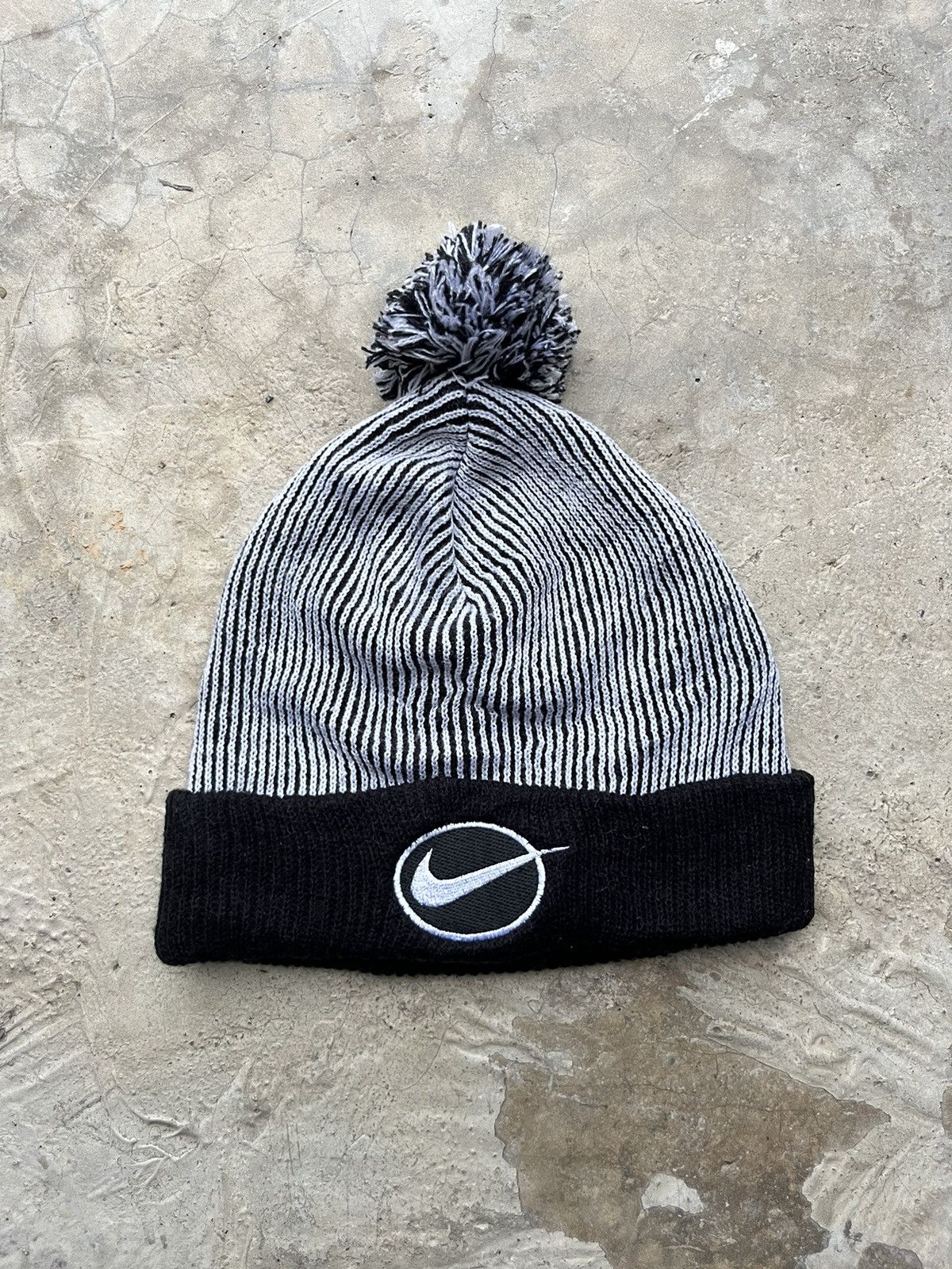 Nike Vintage Nike Logo Beanie / Snowcap Size ONE SIZE - 1 Thumbnail
