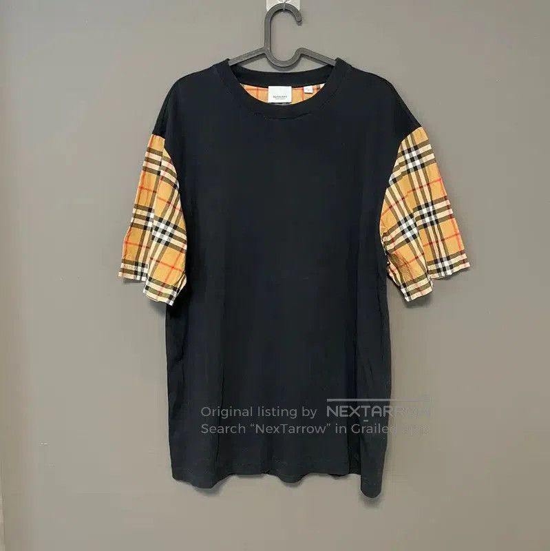 Burberry Burberry Black Women's T-Shirt with Check Sleeves. Size M / US 6-8 / IT 42-44 - 1 Thumbnail