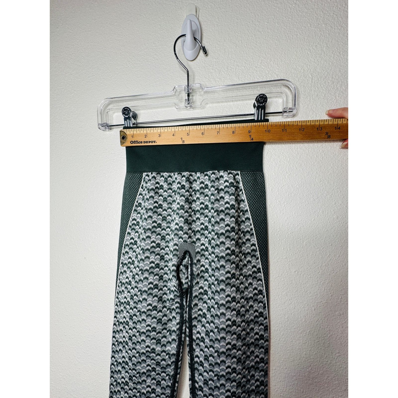 Gymshark Gymshark Olive Booty Enhancing Leggings XS High Waist Size 25" / US 0 / IT 36 - 9 Thumbnail
