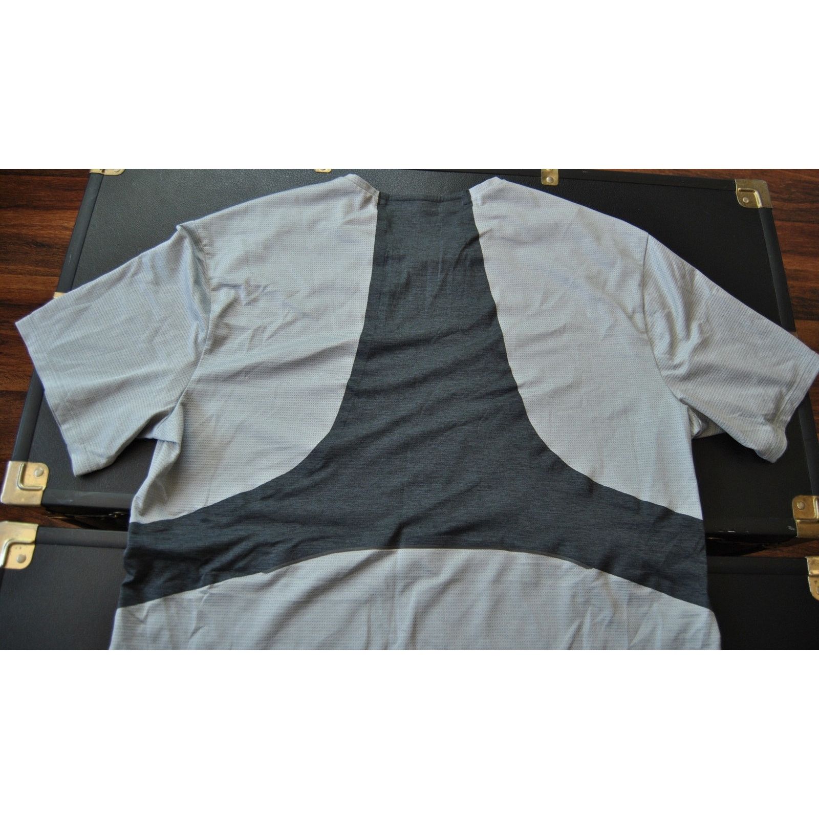 Lululemon Lululemon Two Toned Gray Short Sleeve Shirt Size US L / EU 52-54 / 3 - 9 Thumbnail