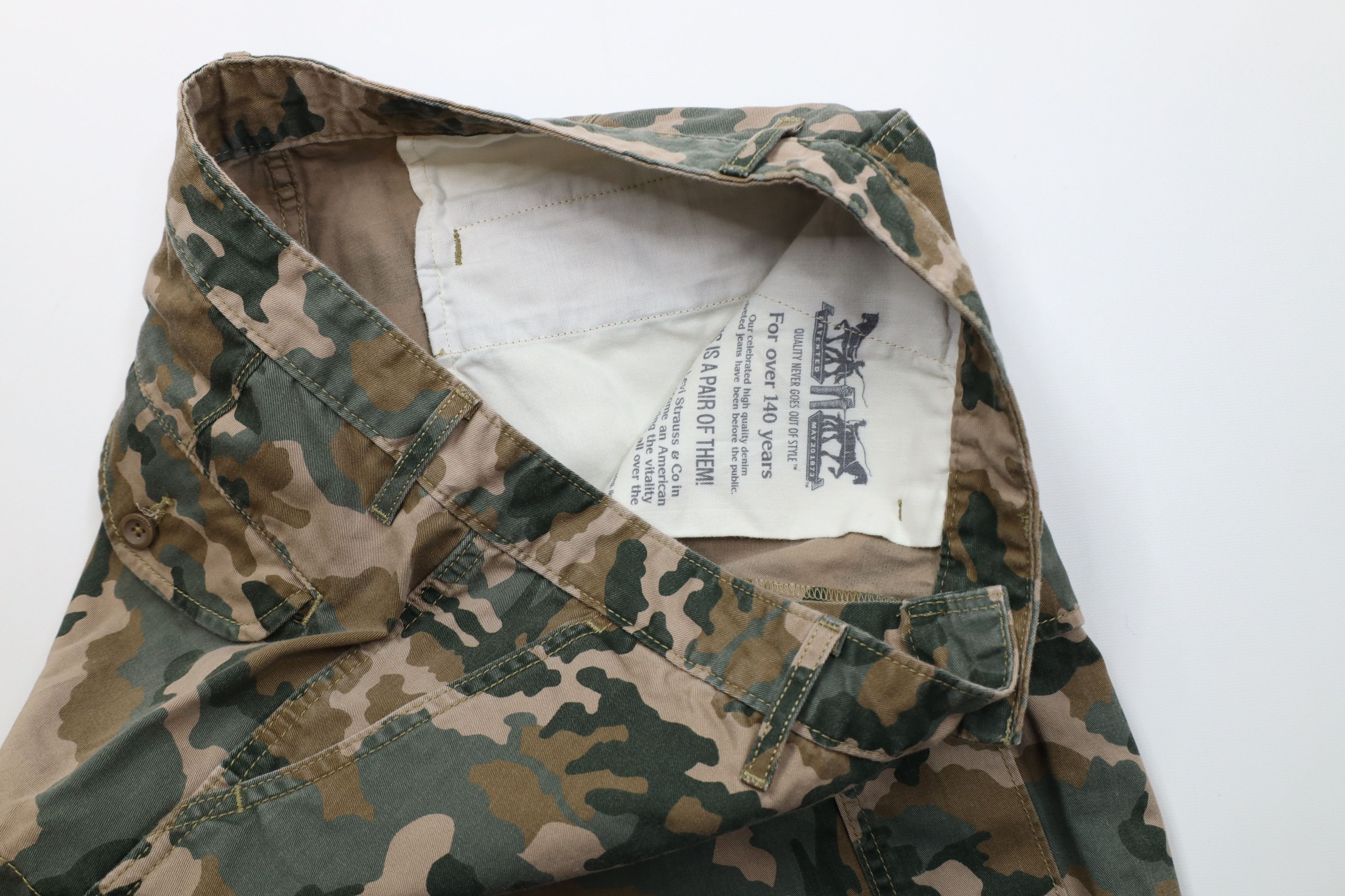Levi's Vintage Y2K Levis Relaxed Fit Camouflage Cargo Shorts Cotton Size US 33 - 6 Thumbnail